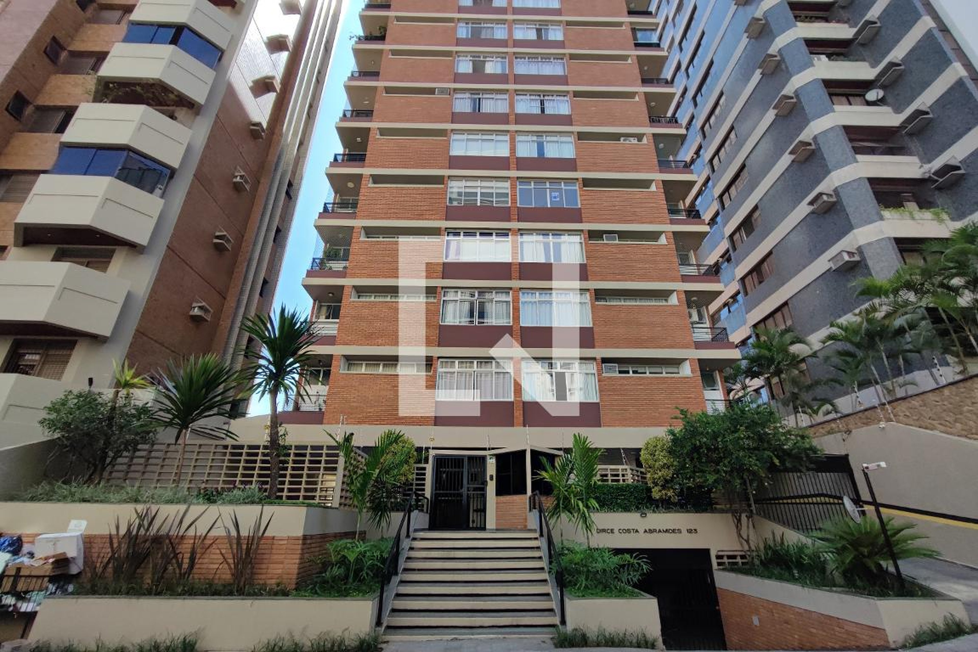 Fachada do Condomínio Condomínio em Rua Emília Paiva Meira, 123