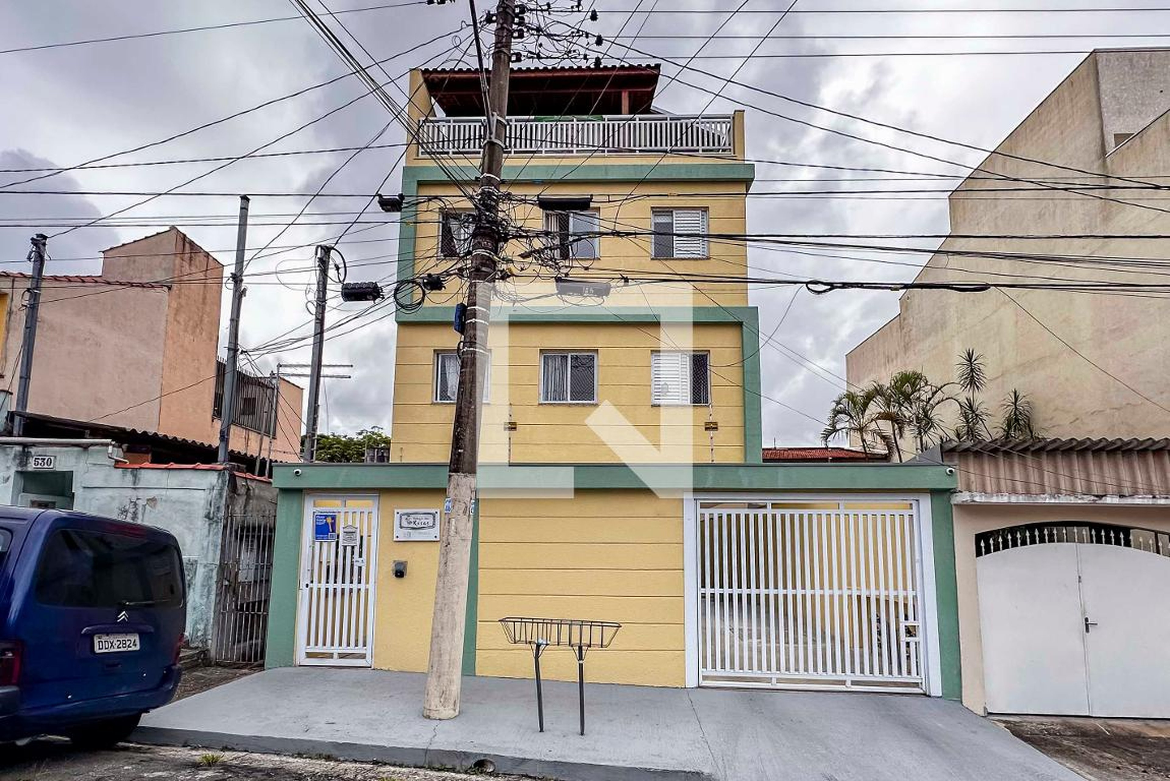 Fachada Condomínio em Rua das Rosas, 520