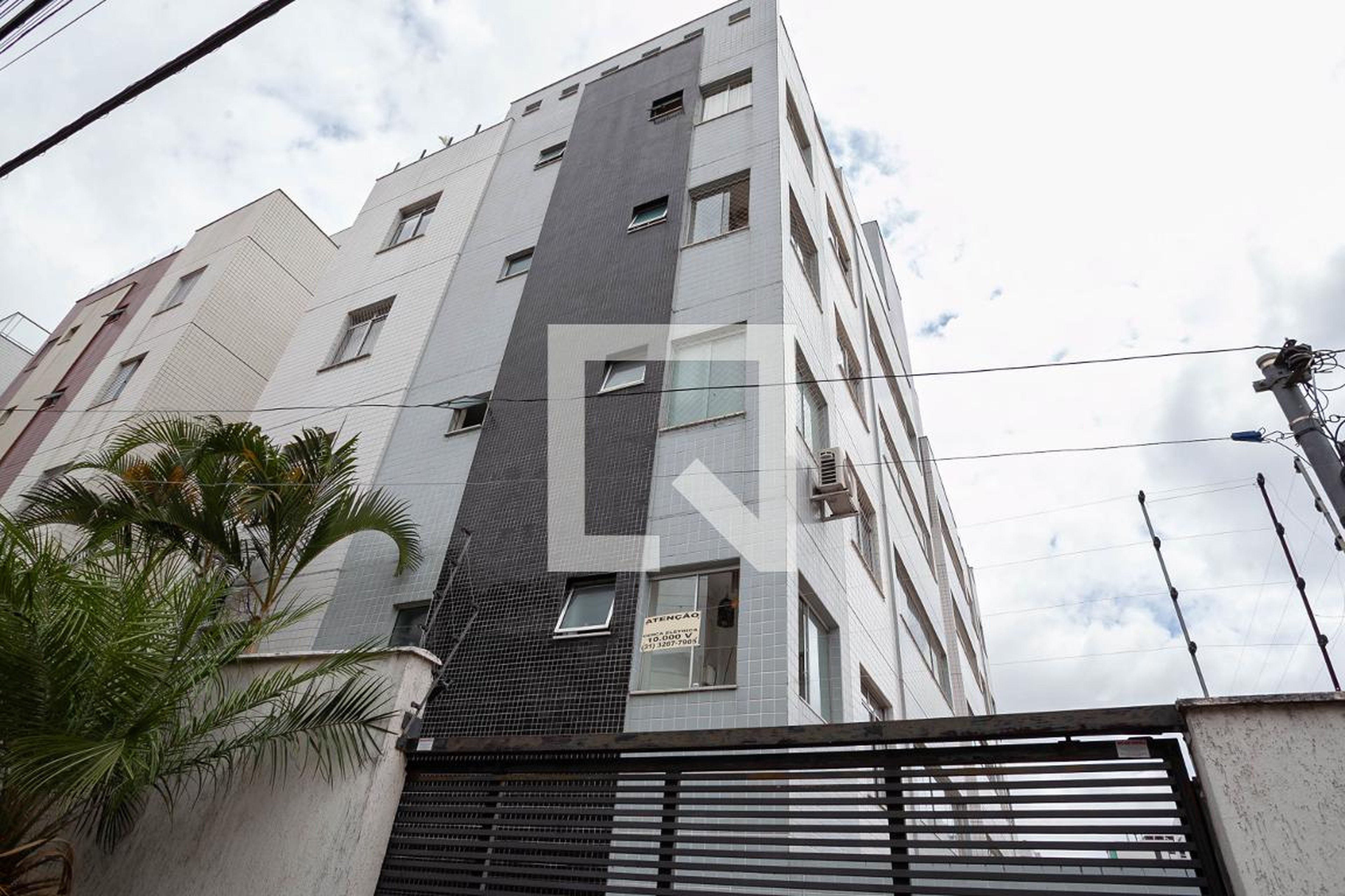 Fachada Condomínio em Rua Castelo de Almada, 202