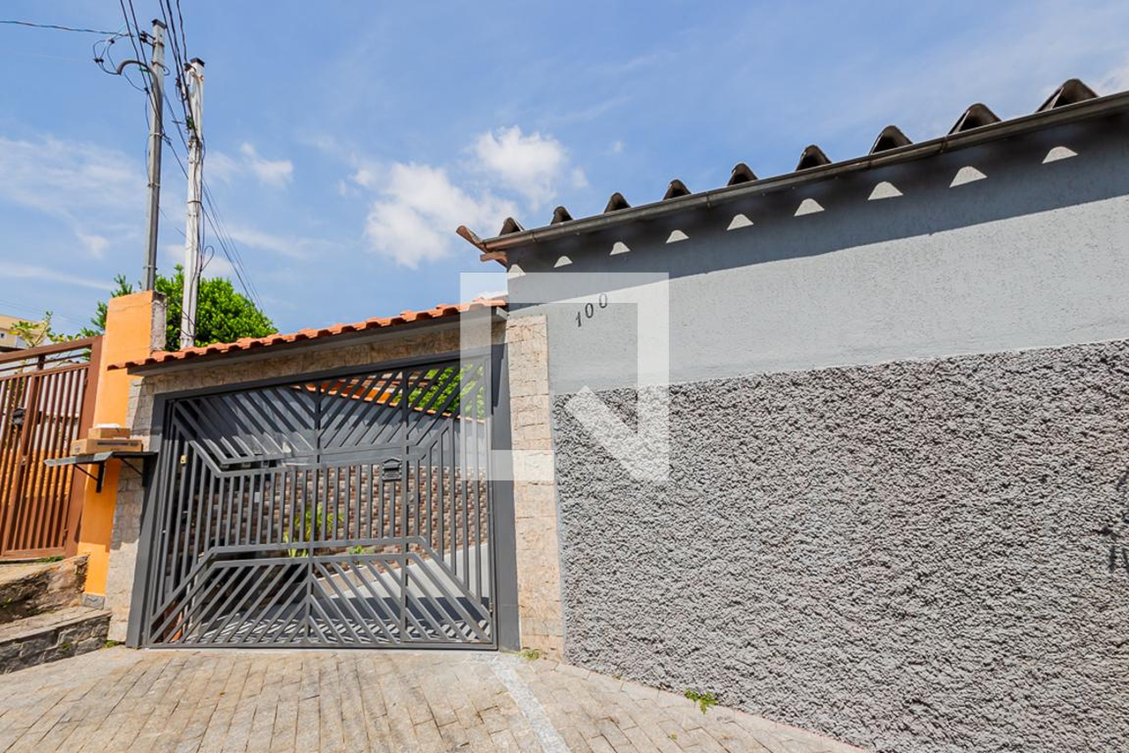Fachada Condomínio em Rua Alberto Magno, 100