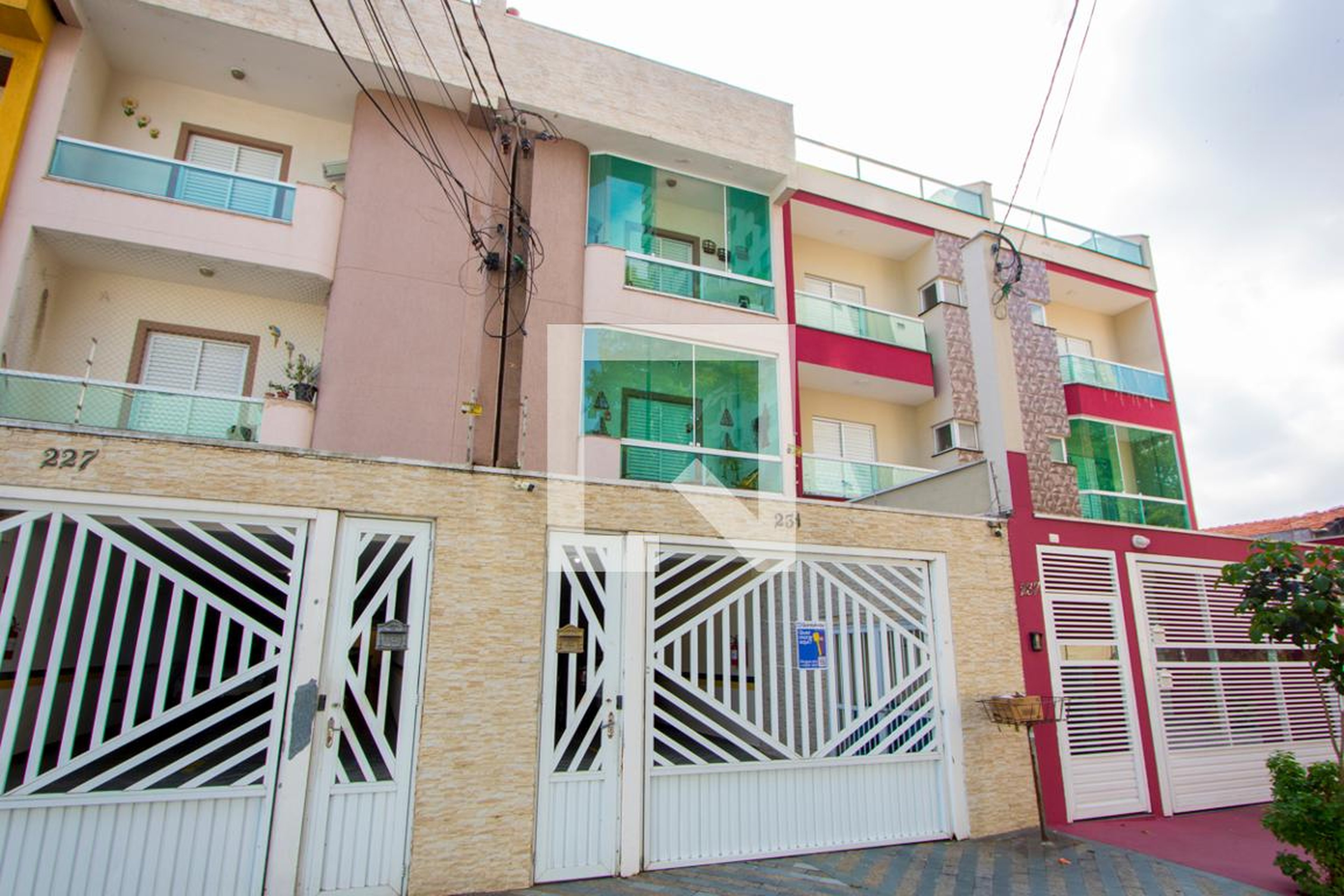 Fachada Condomínio em Rua Coroados, 231