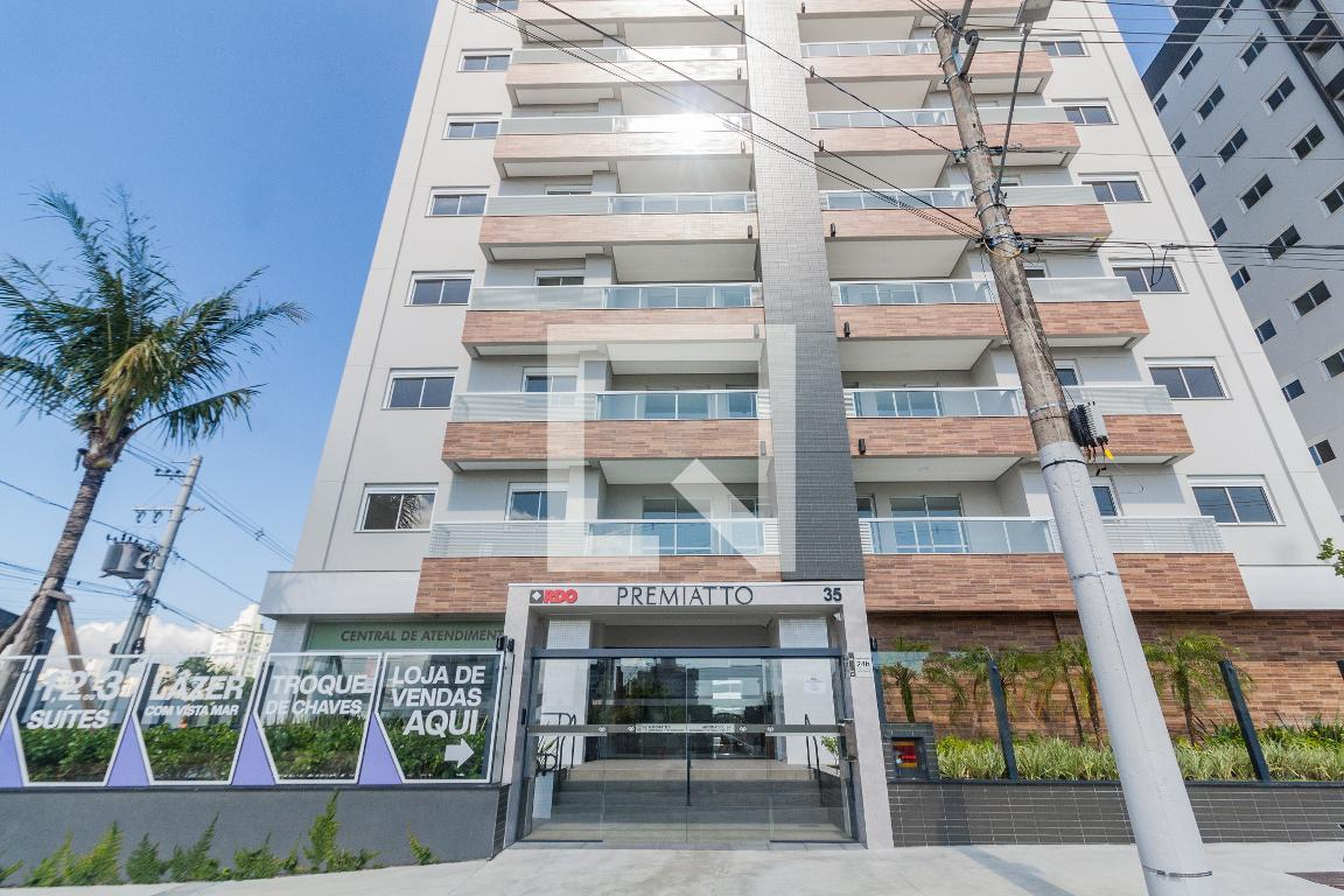 Fachada Condomínio em Rua Agapito Veloso, 50