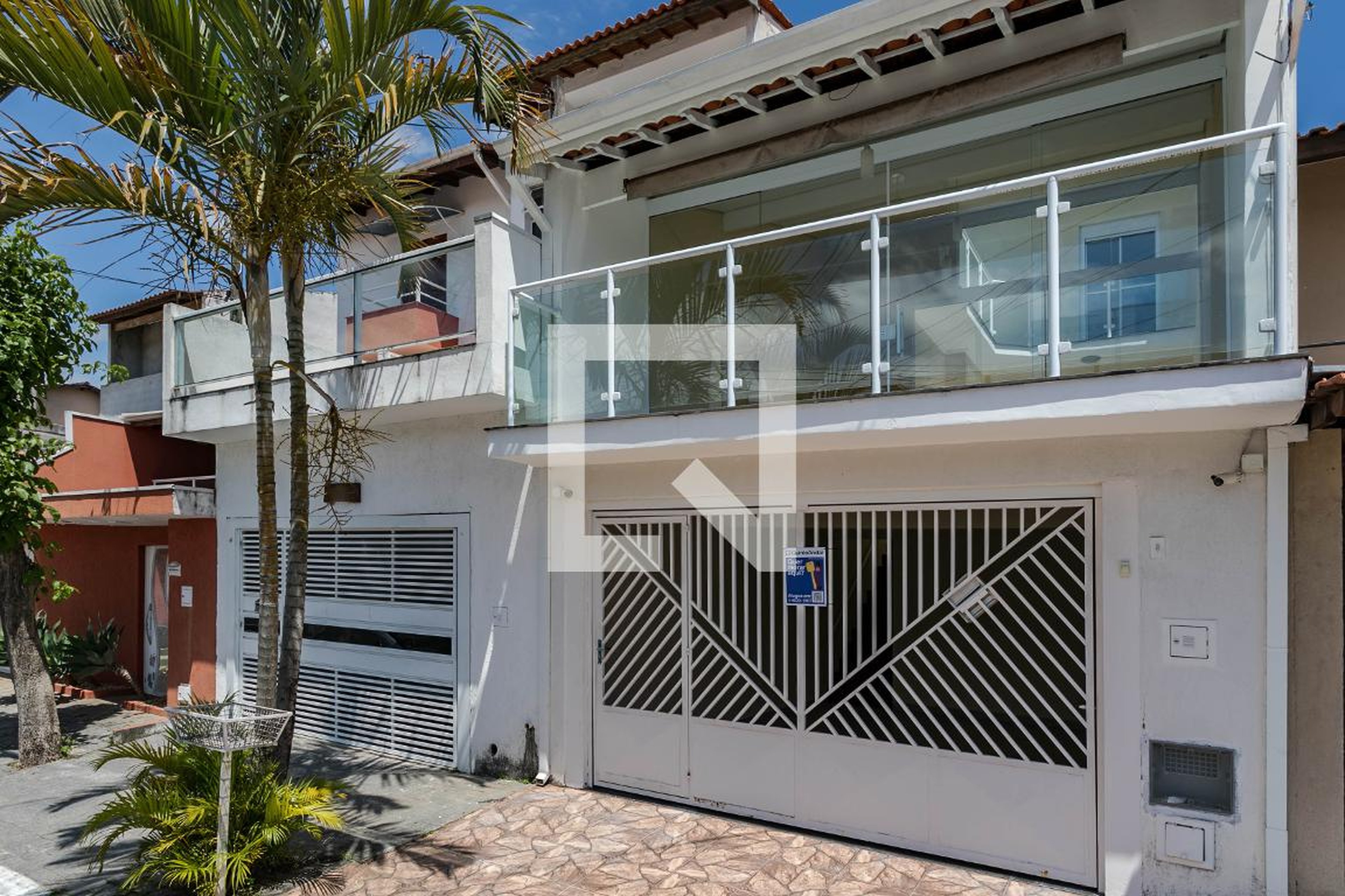 Fachada Condomínio em Rua Professora Isabel Ferreira da Silva, 261