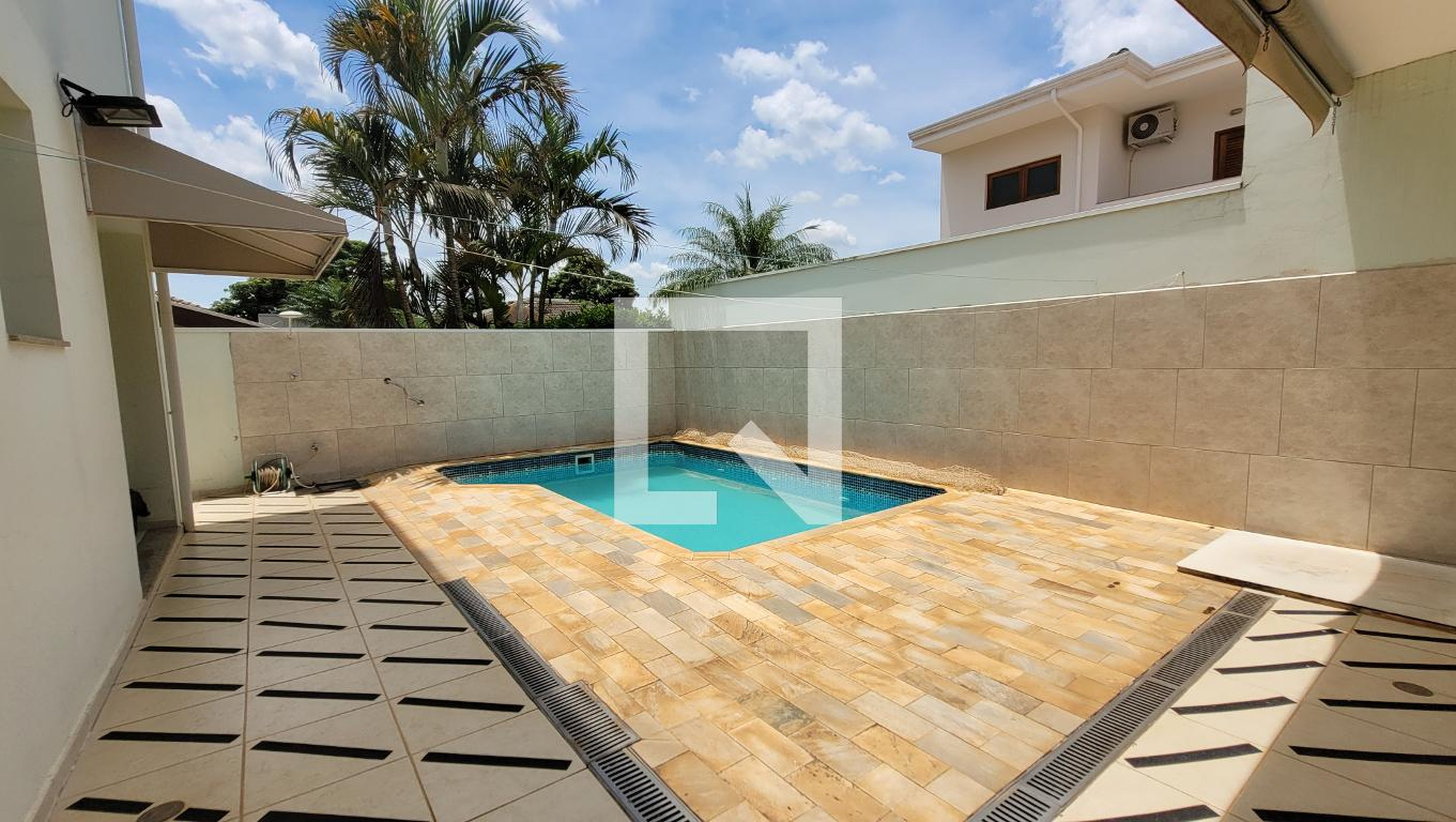 Piscina Condomínio em Rua Armando Semartelli, 273