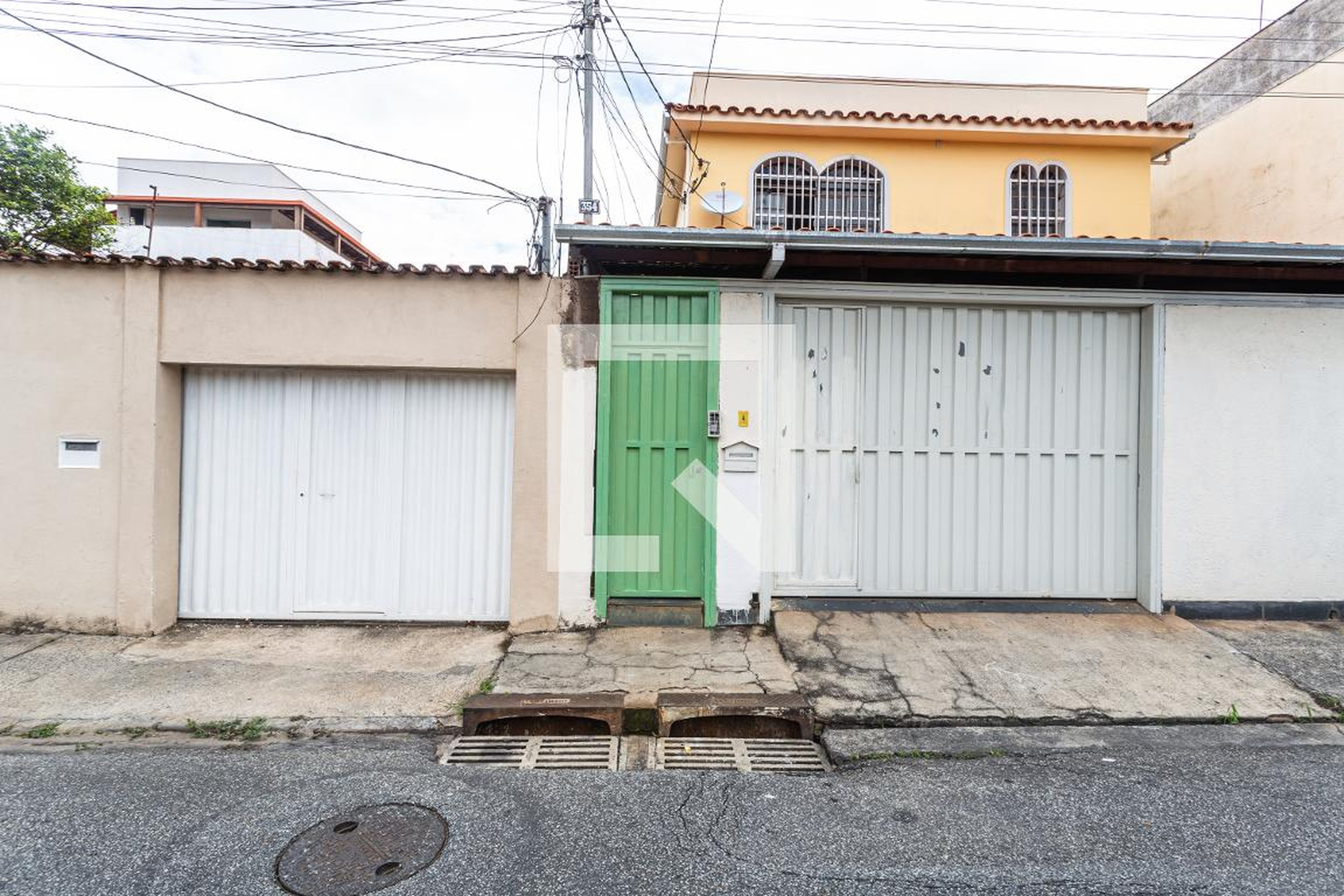 Fachada Condomínio em Rua Fernando Lôbo, 354
