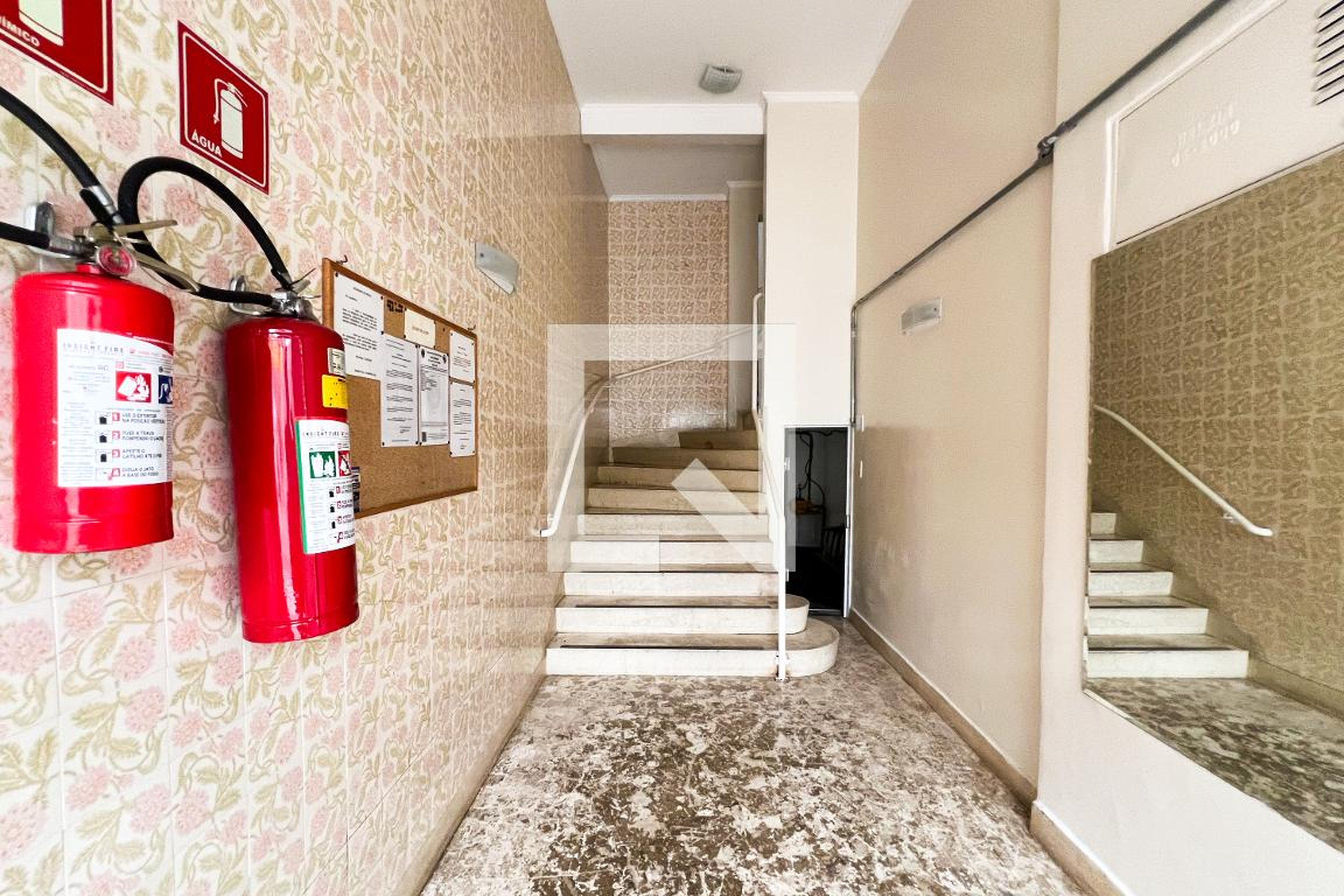 Hall - Nagin e Inês