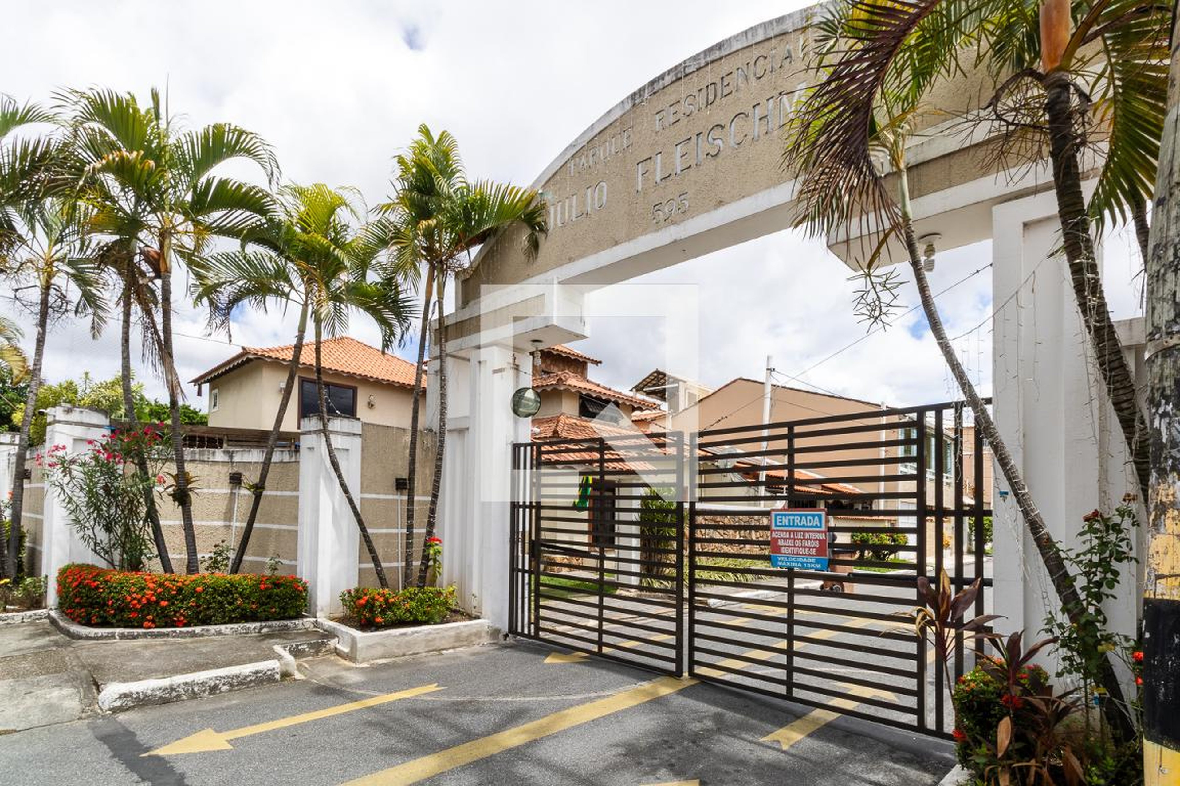 Fachada do Condomínio Condomínio em Estrada Iaraquã, 595