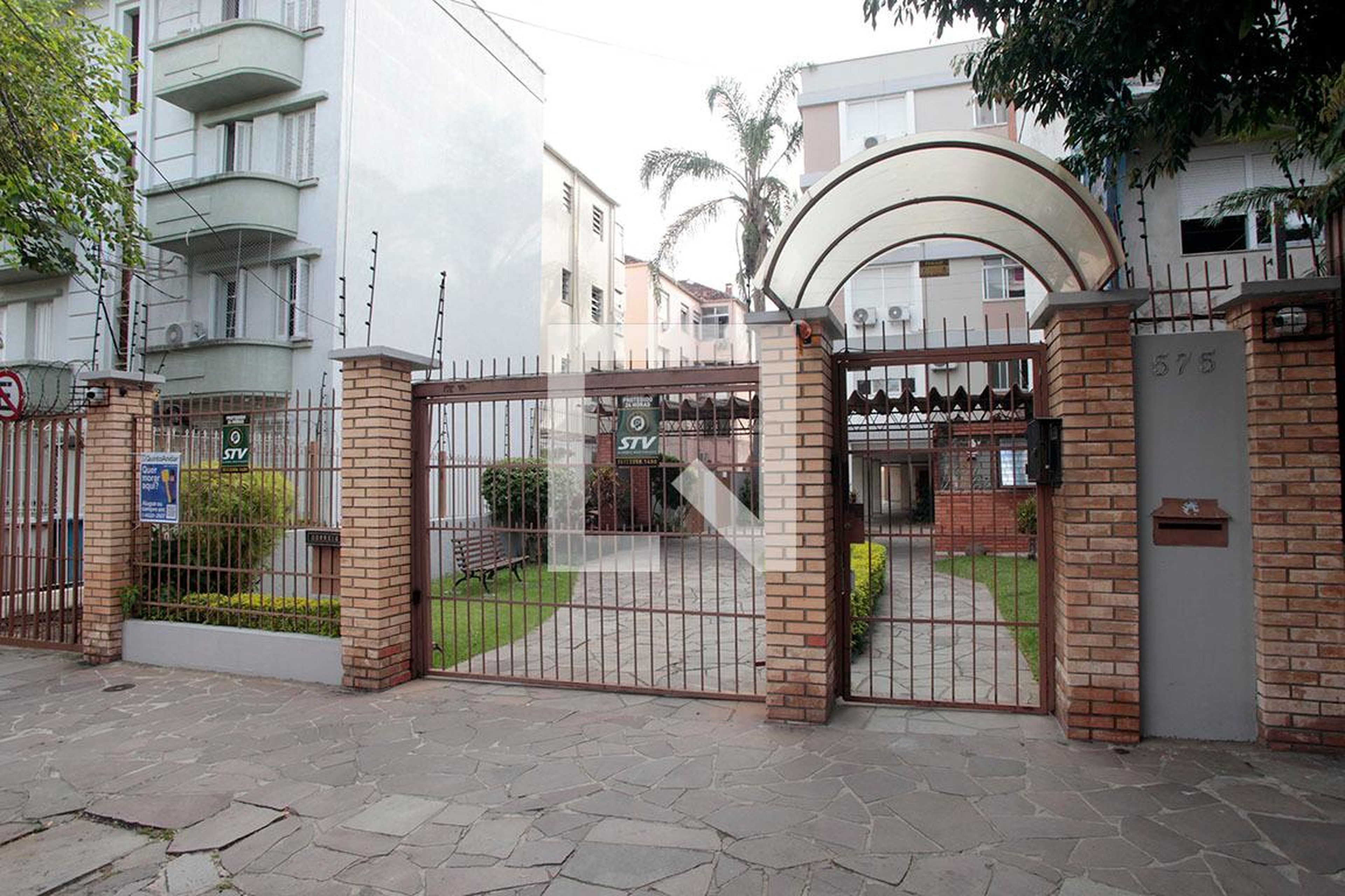 Fachada Condomínio em Rua Santana, 575