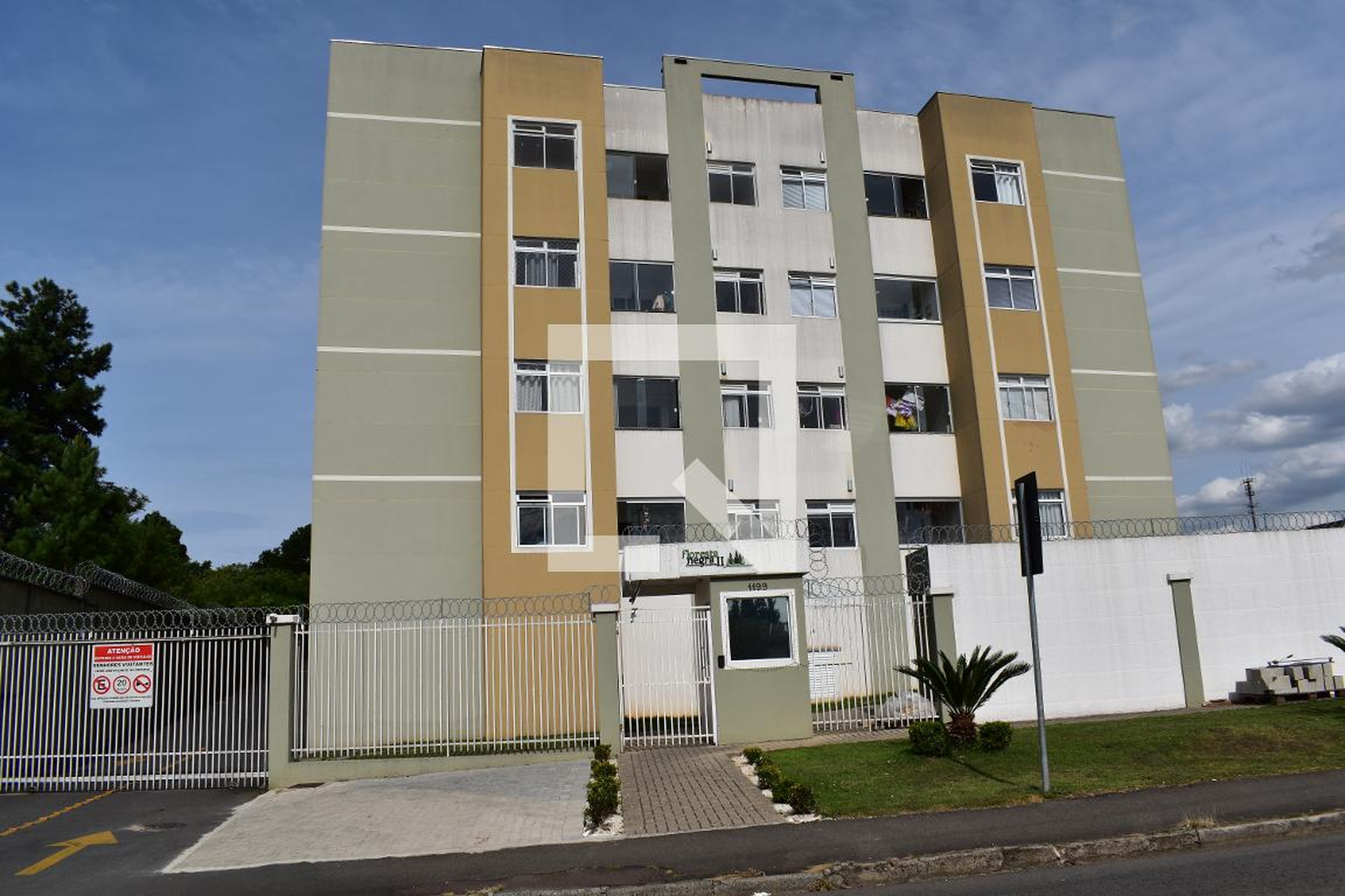 Fachada do condomínio Edifício Floresta Negra 2