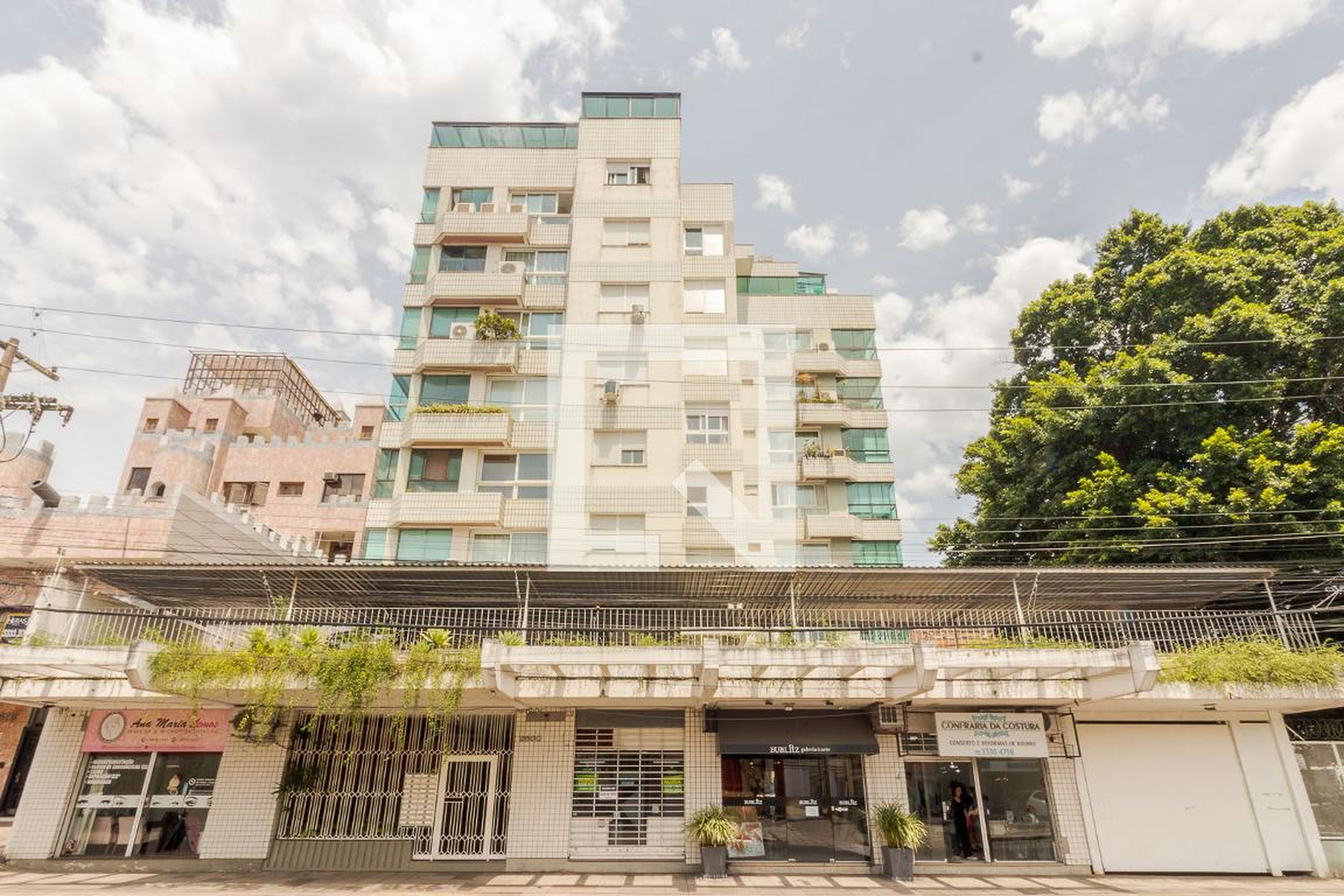 Fachada Condomínio em Rua Vicente da Fontoura, 2600