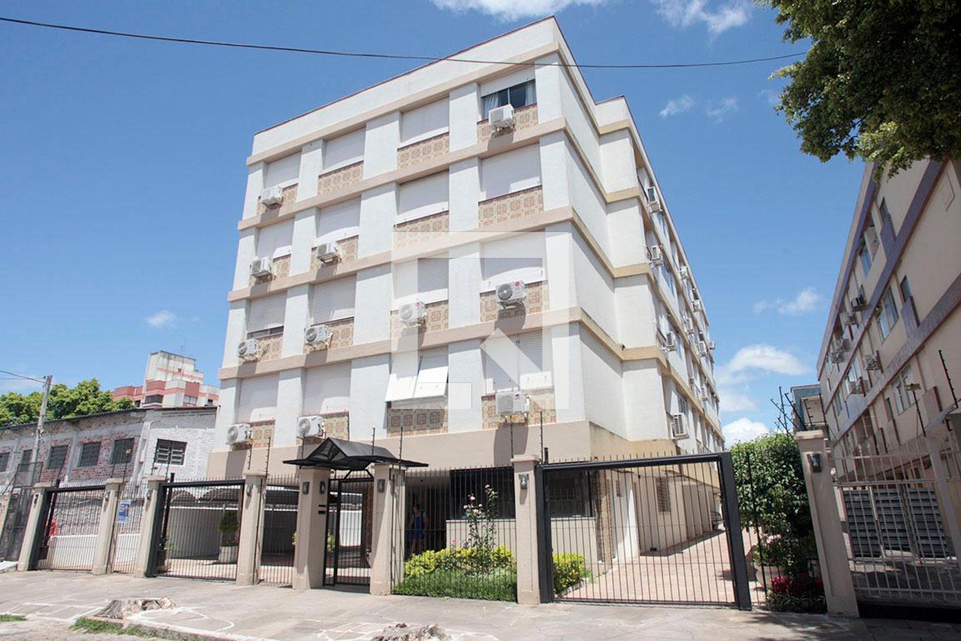 Fachada Condomínio em Rua Monsenhor Veras, 725