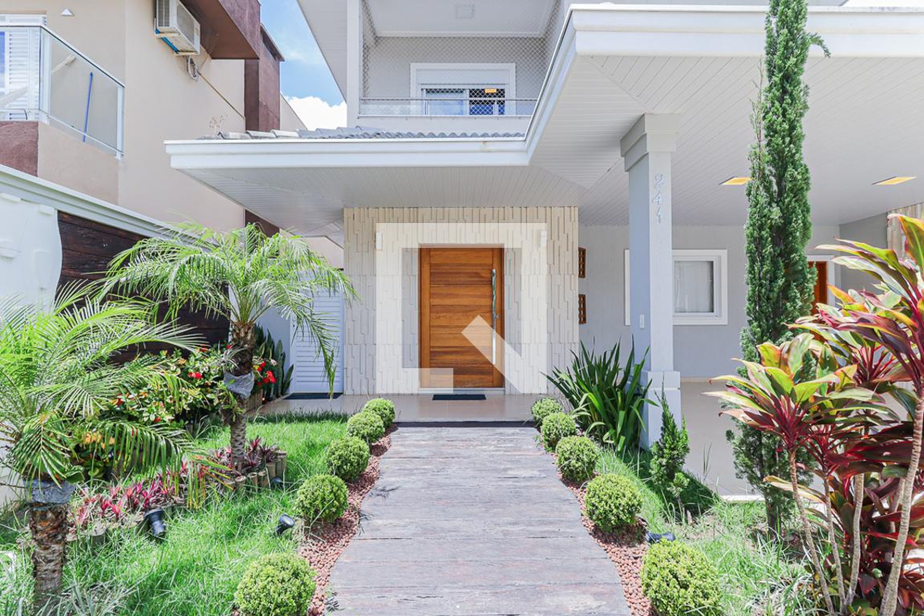 Fachada Condomínio em Rua Maria da Glória Serpa Martins, 241