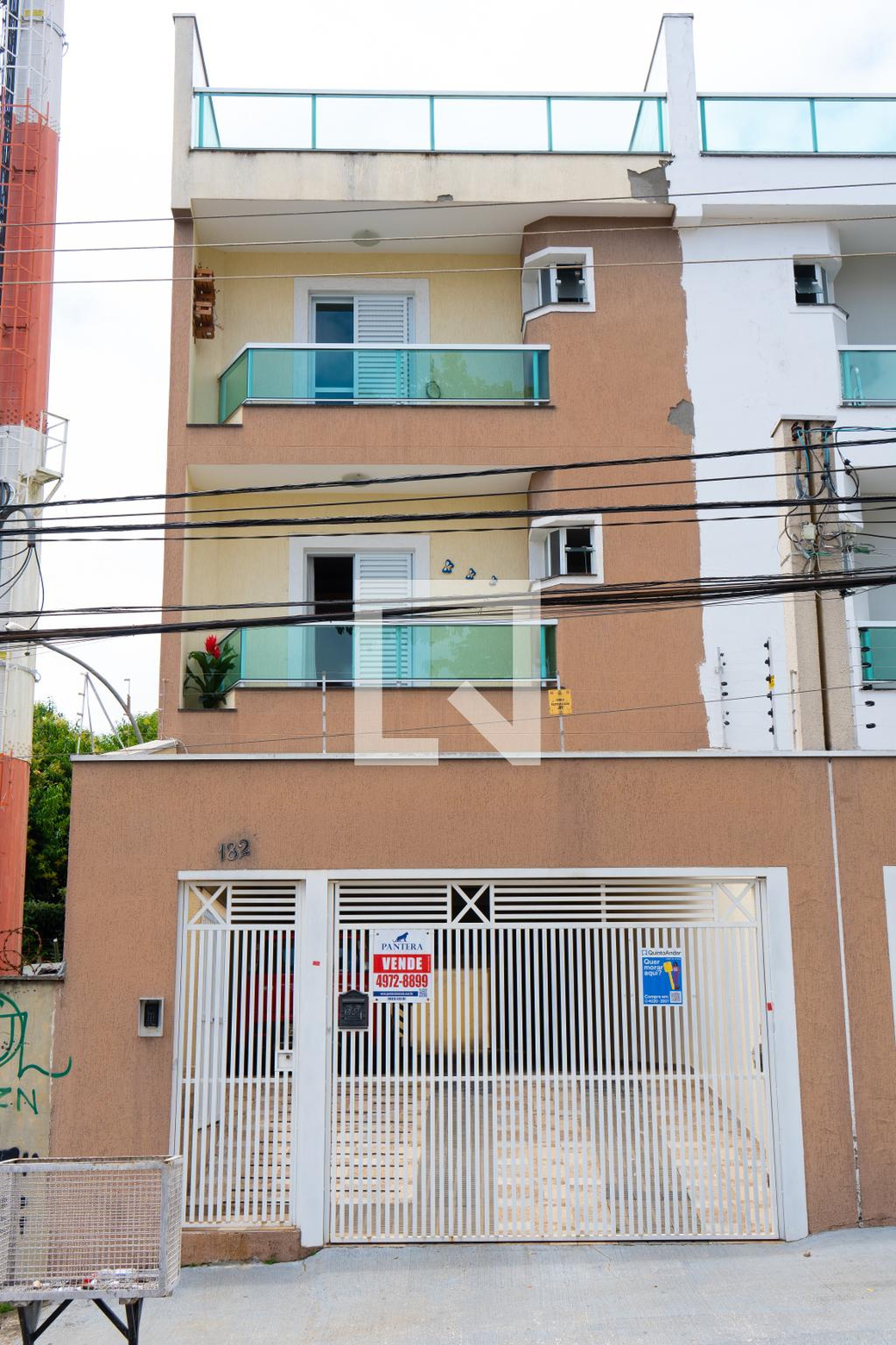 Fachada Condomínio em Rua Taquacetuba, 182