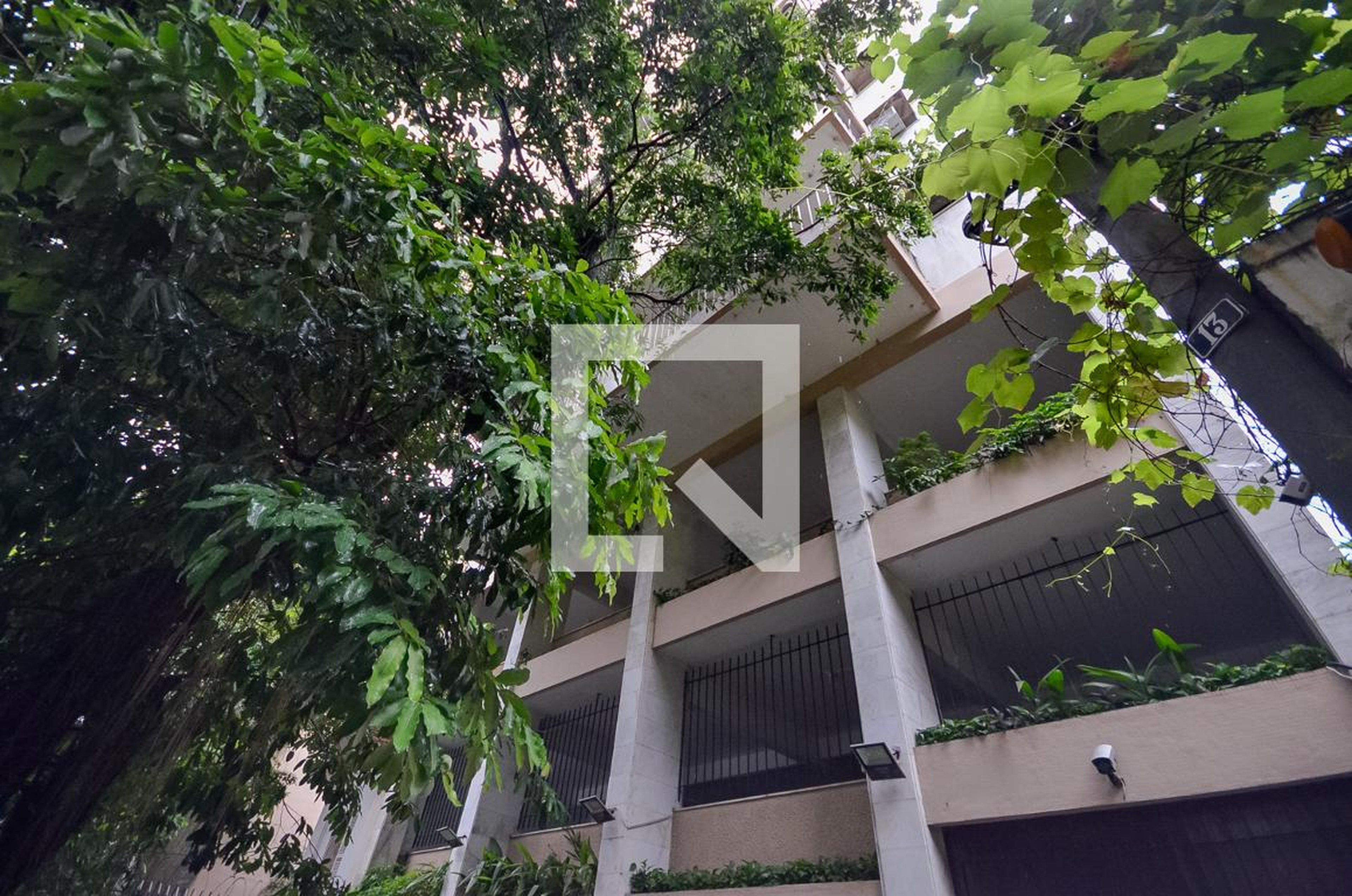 Fachada Condomínio em Rua da Cascata, 13