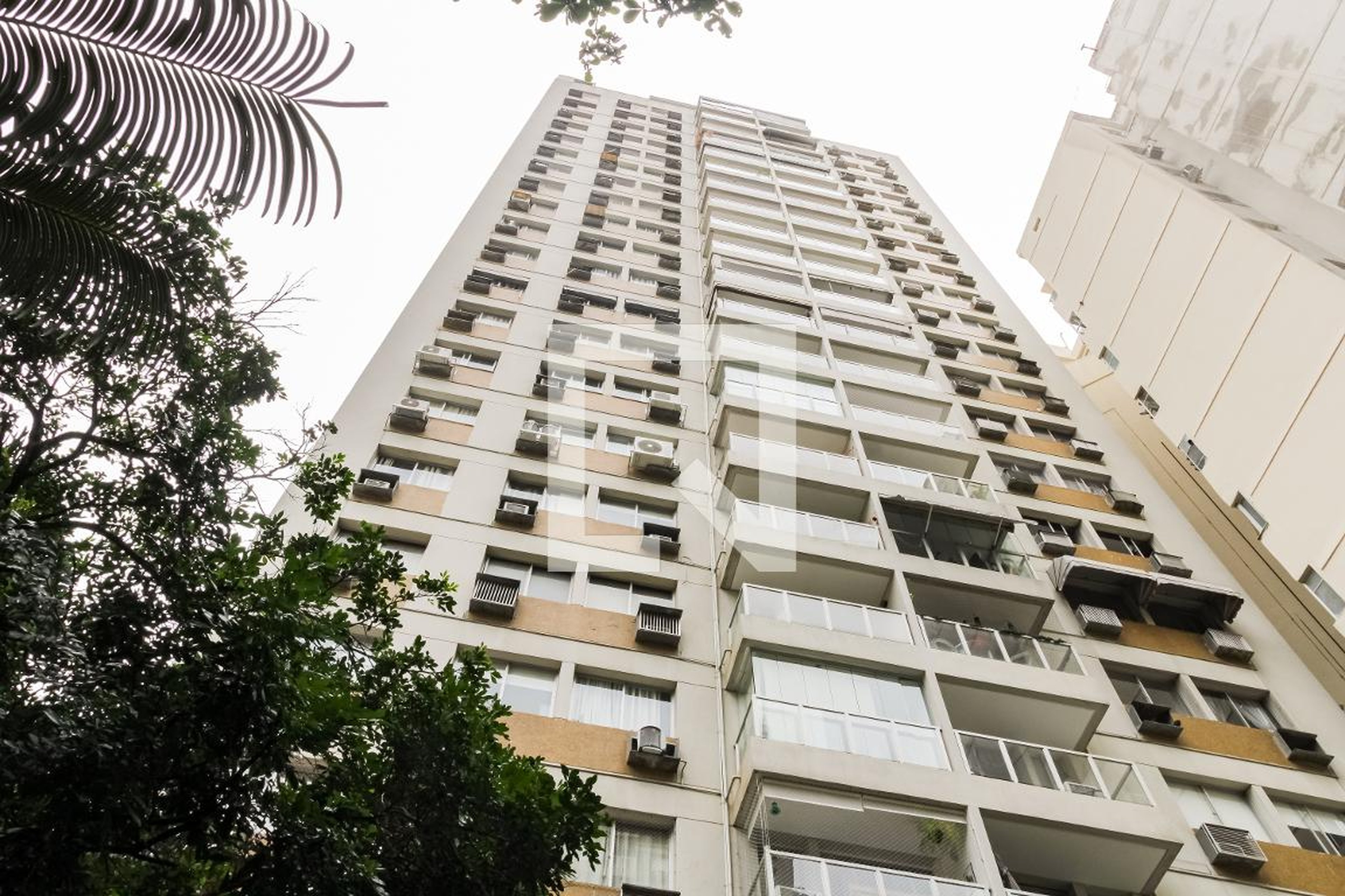 Fachada do Prédio Condomínio em Rua Roberto Dias Lopes, 220