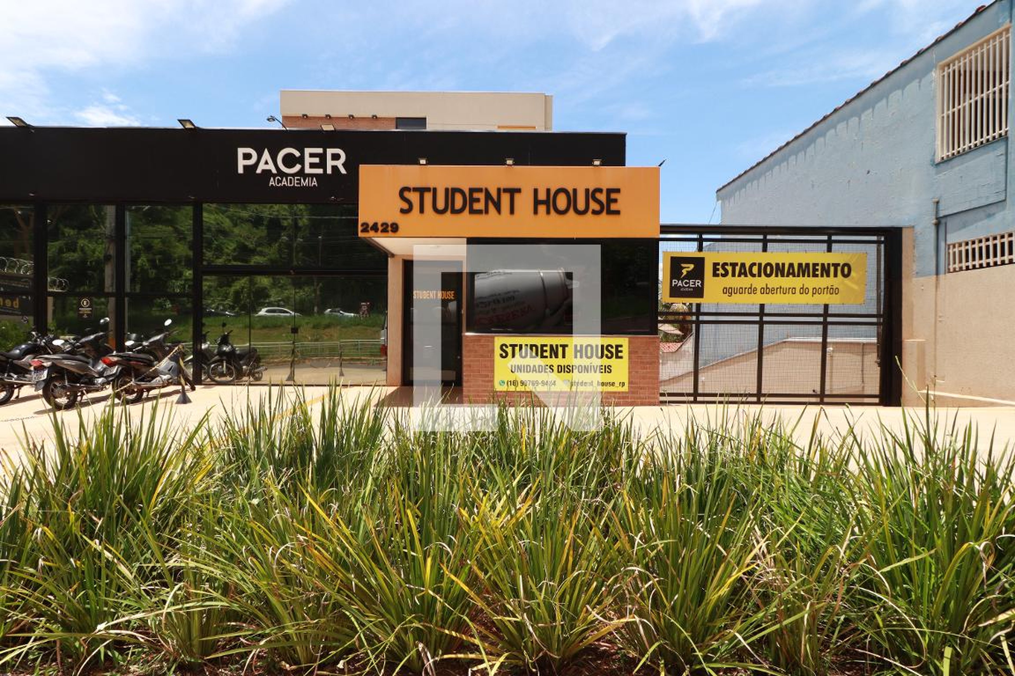 Fachada Condomínio Student House