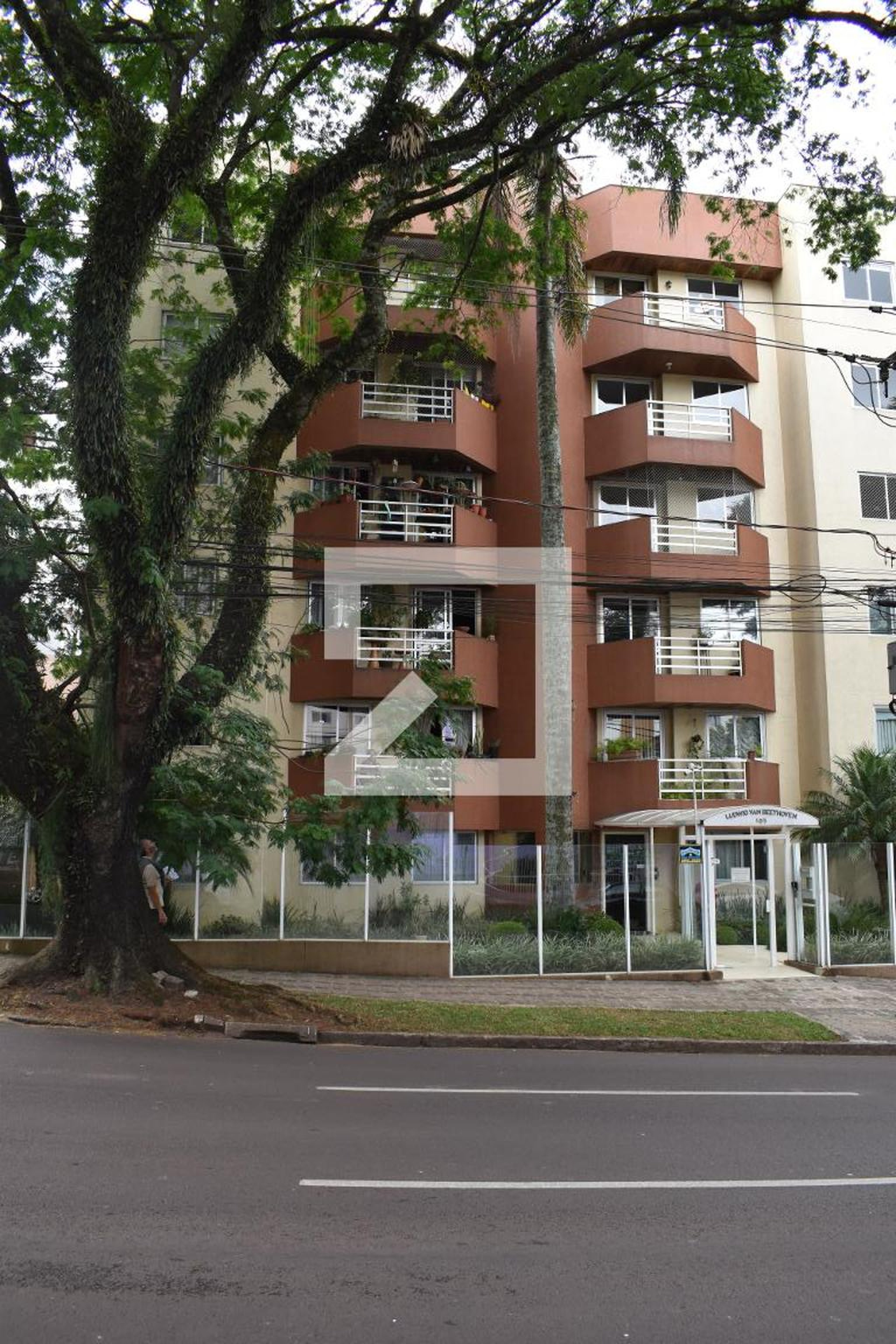 Fachada do prédio Condomínio em Rua Julia Wanderley, 185