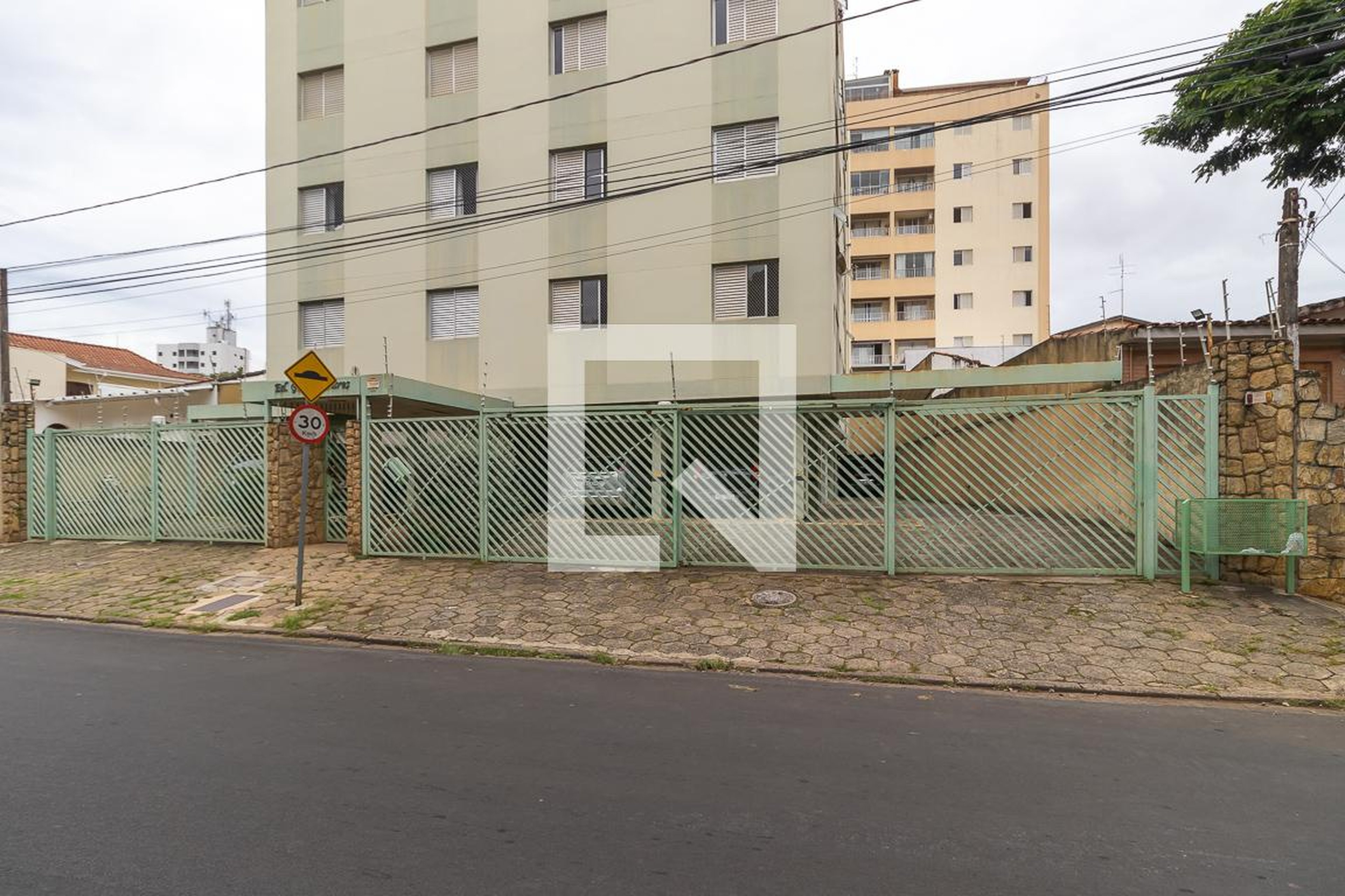 Fachada Condomínio em Rua Ernani Pereira Lopes, 892
