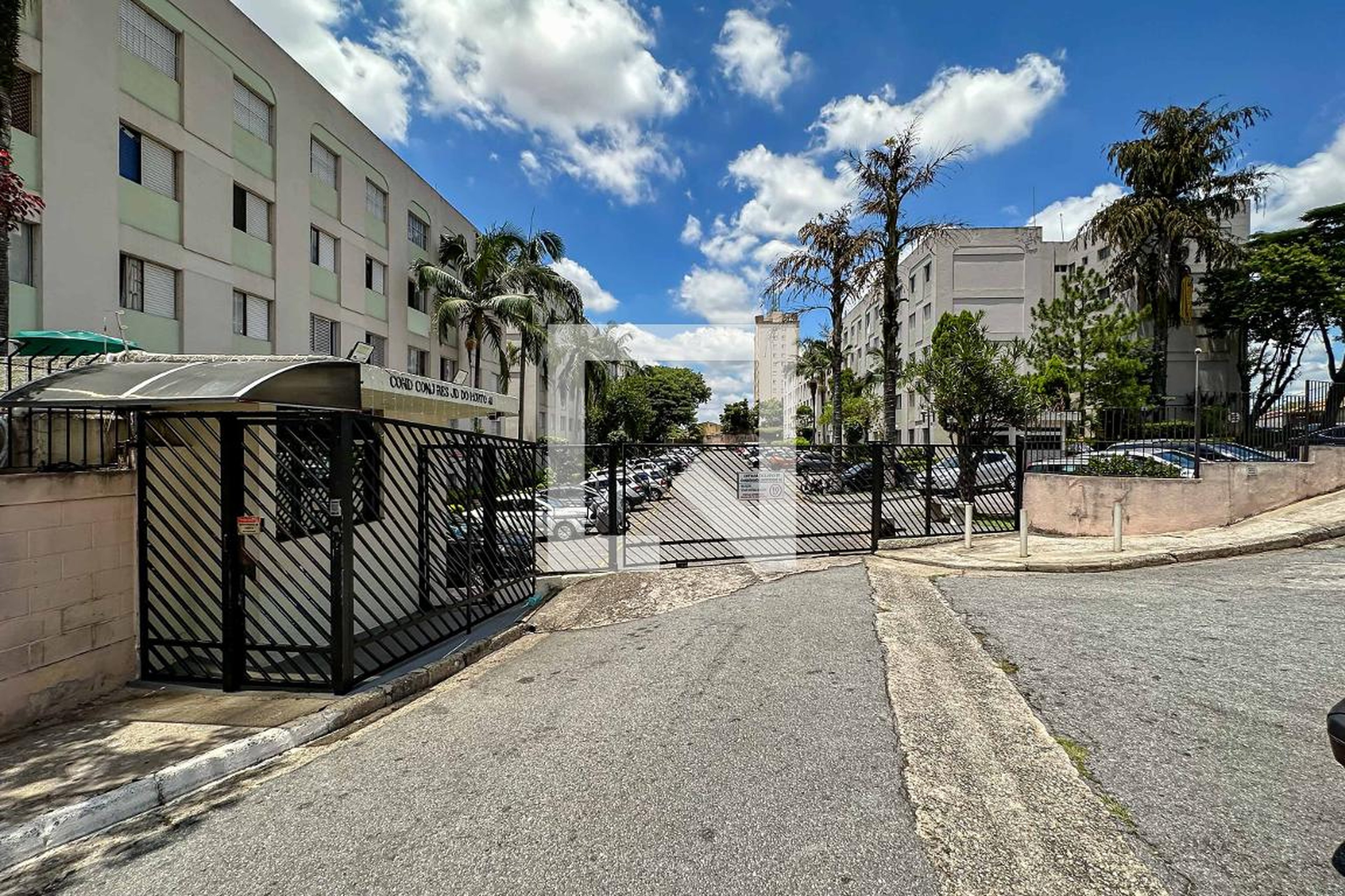 Fachada Condomínio em Rua Yvorne, 31