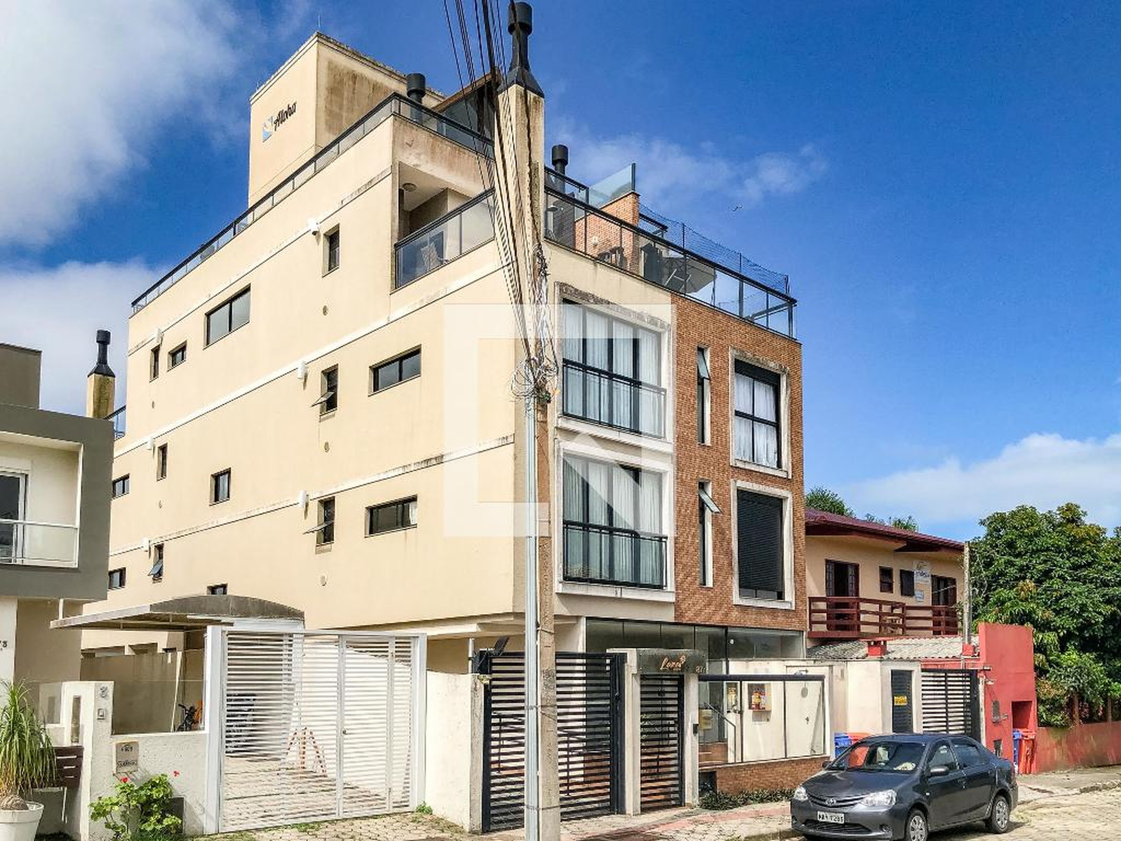 Fachada Condomínio em Rua Peroba do Campo, 87