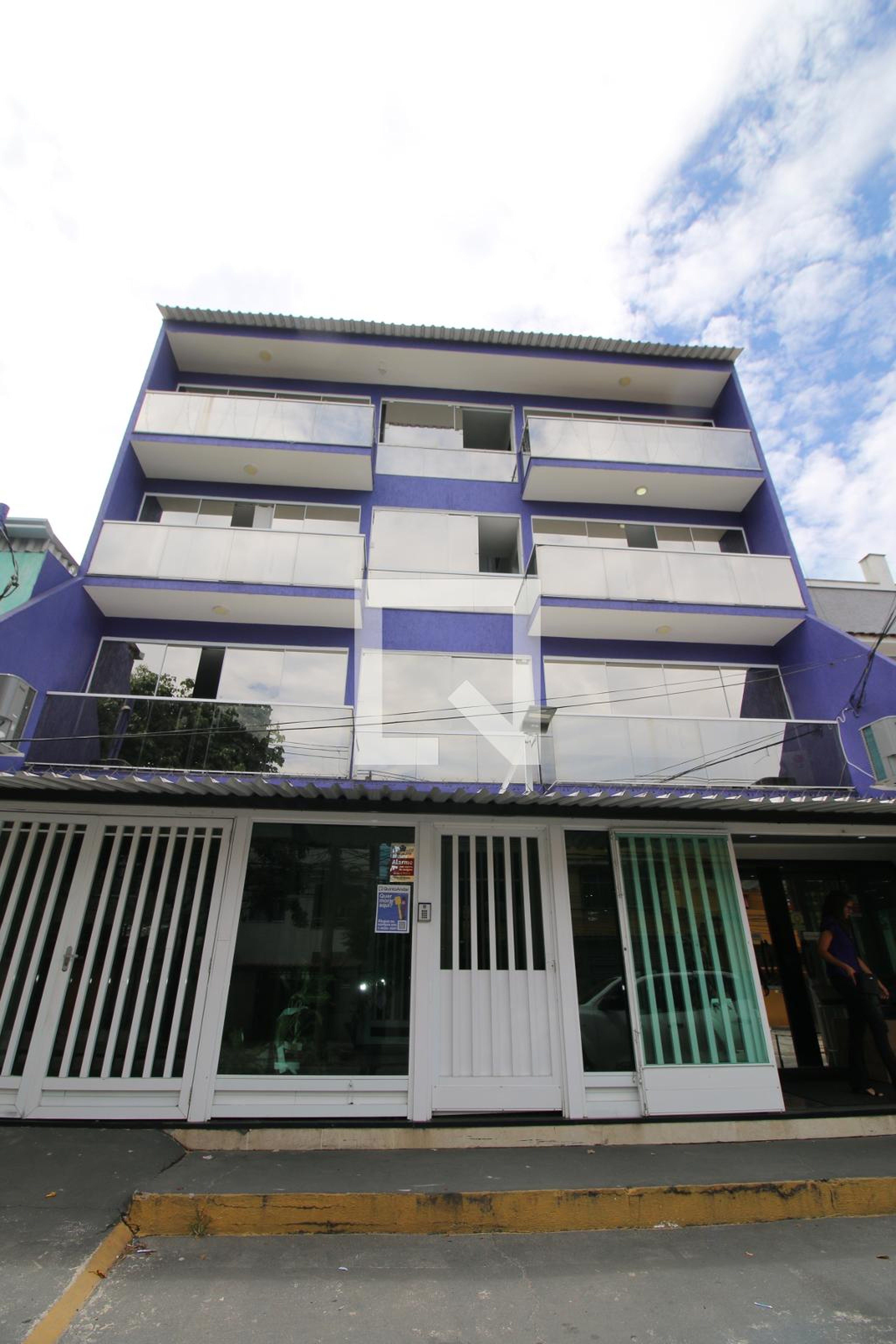 Fachada do Prédio Condomínio em Rua Delfim Carlos, 204