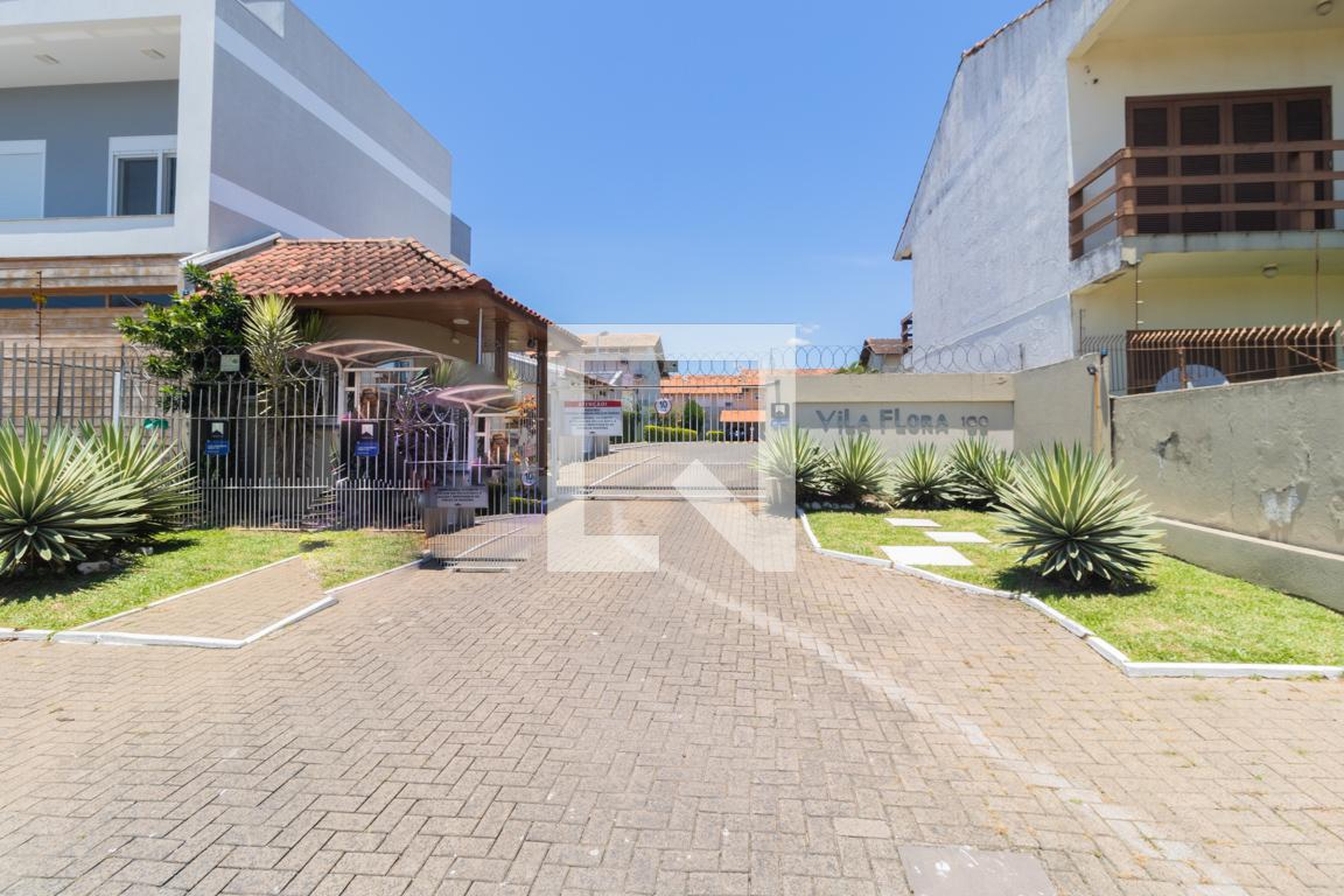 Fachada do condomínio Condomínio Vila Flora