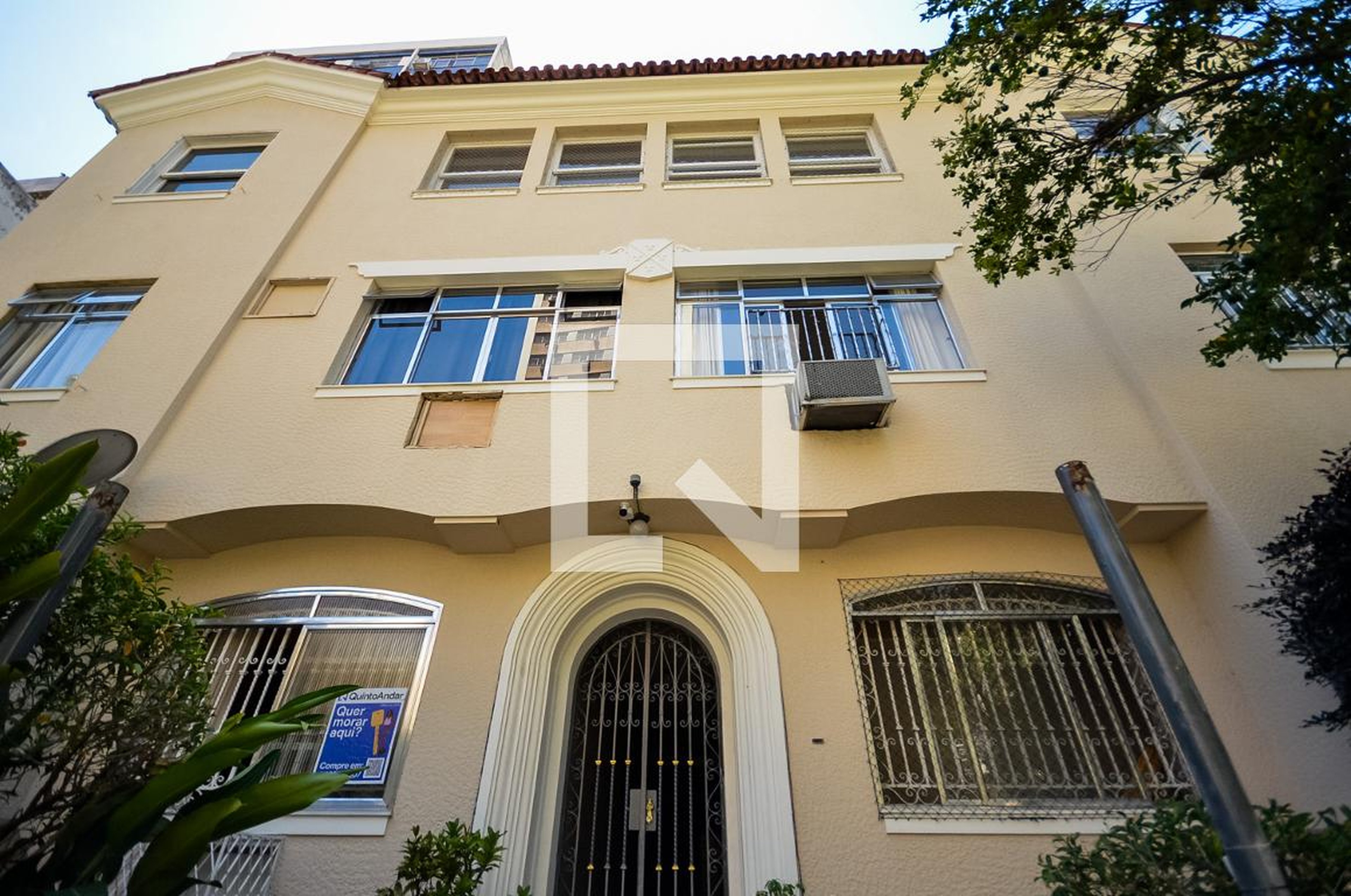 Fachada Condomínio em Rua Andrade Neves, 75