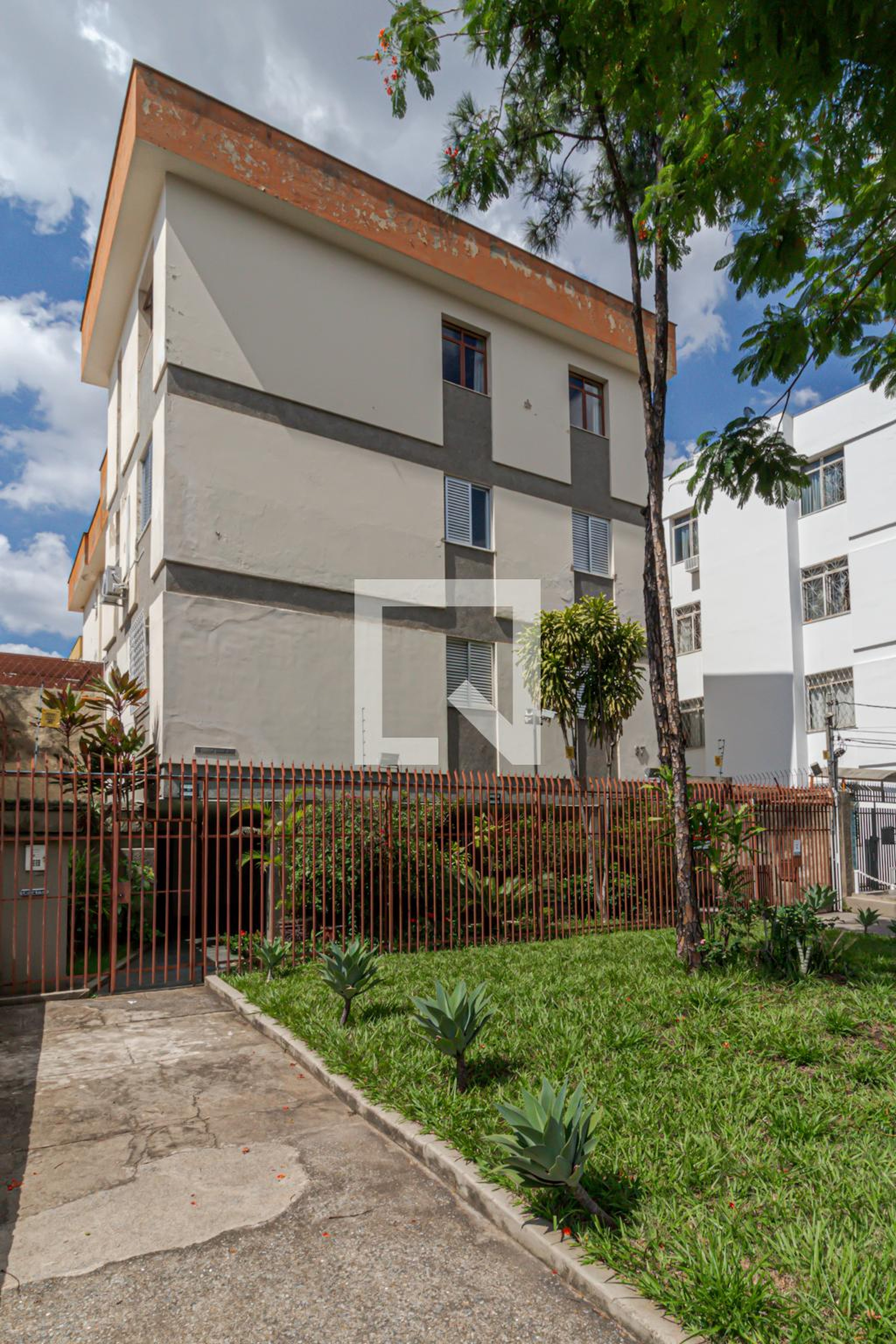 Fachada Condomínio em Avenida José Cândido da Silveira, 97