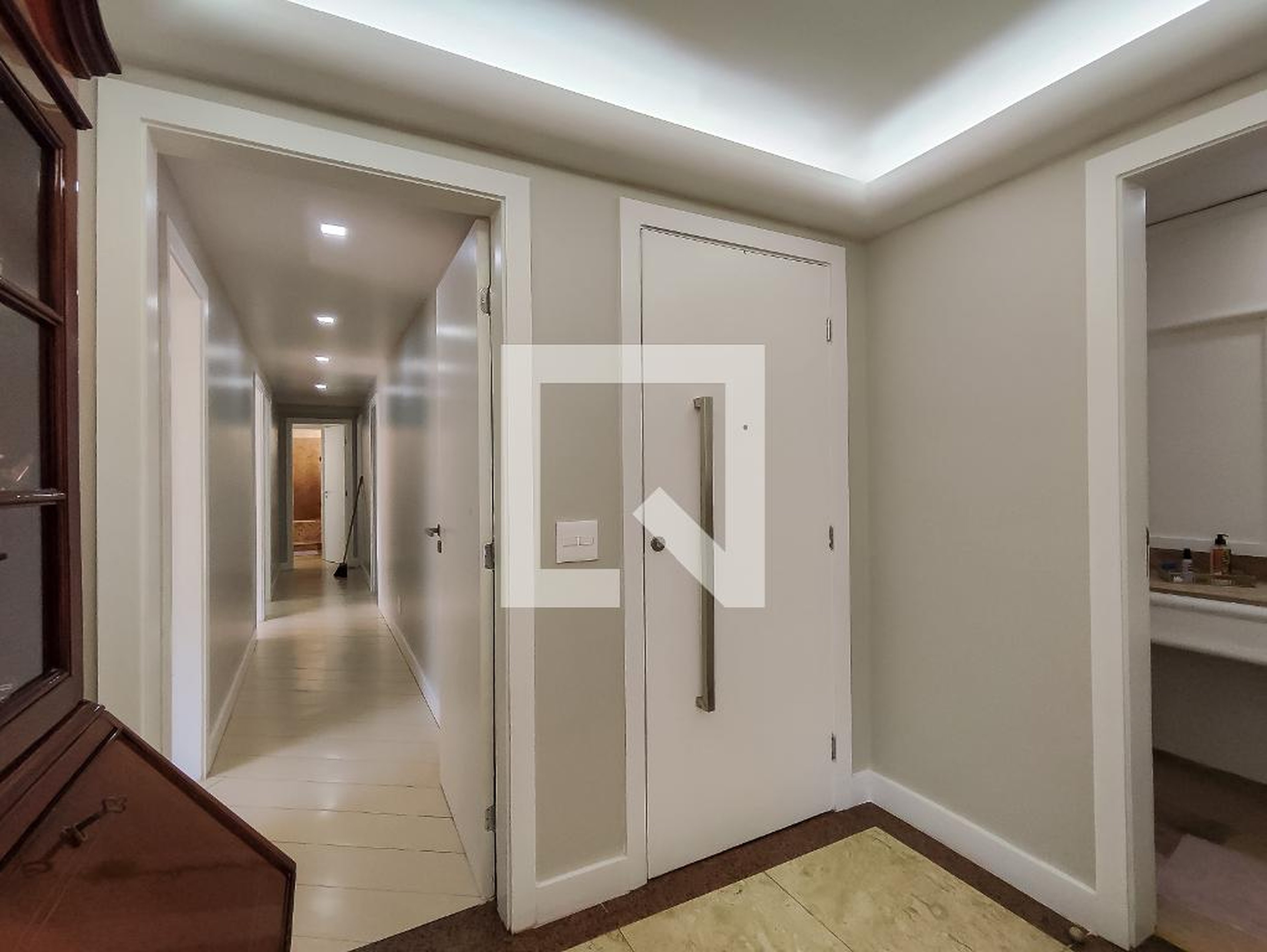 Entrada Condomínio em Rua Homem de Melo, 202