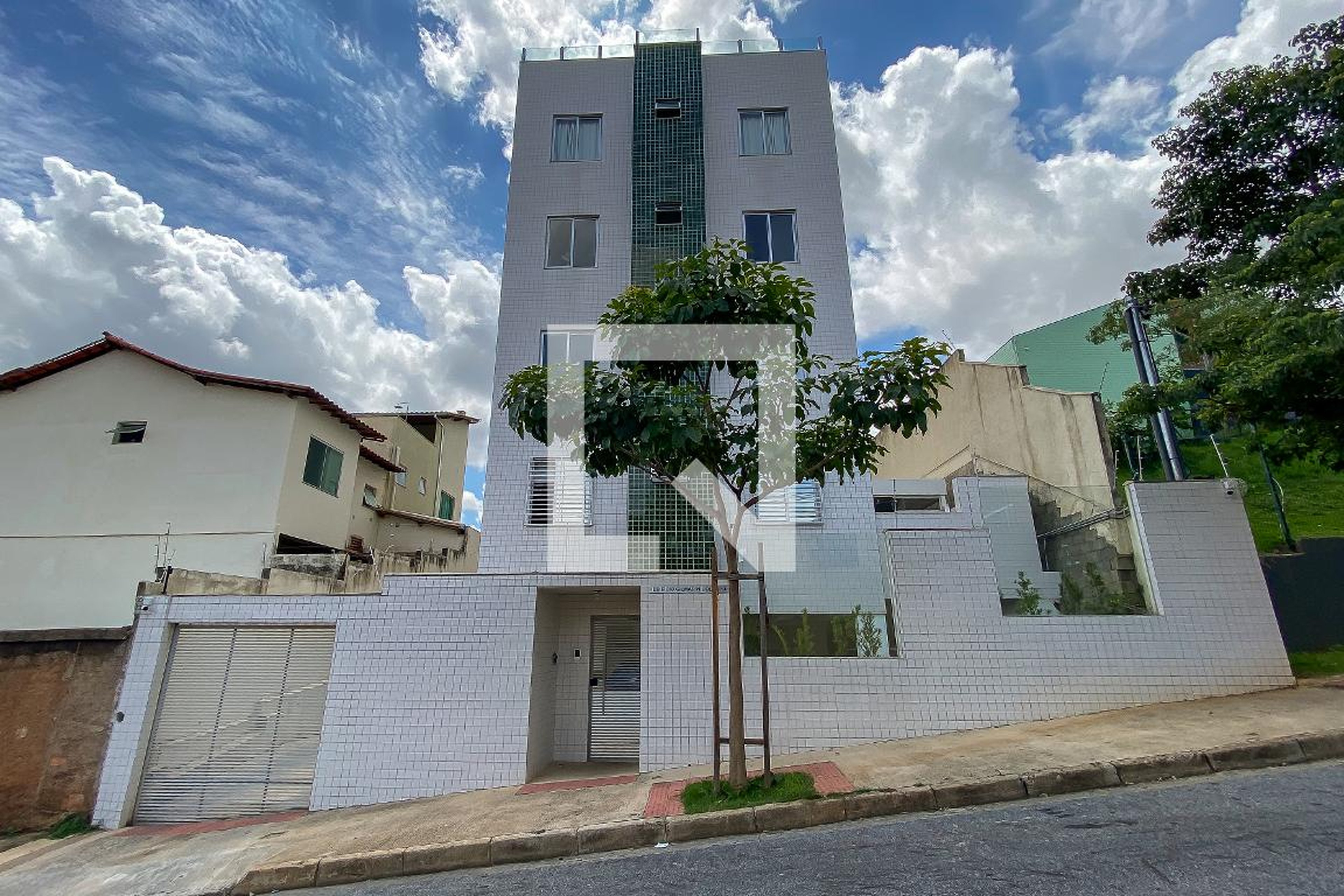 Fachada Condomínio em Rua Alfredo Caporale, 141