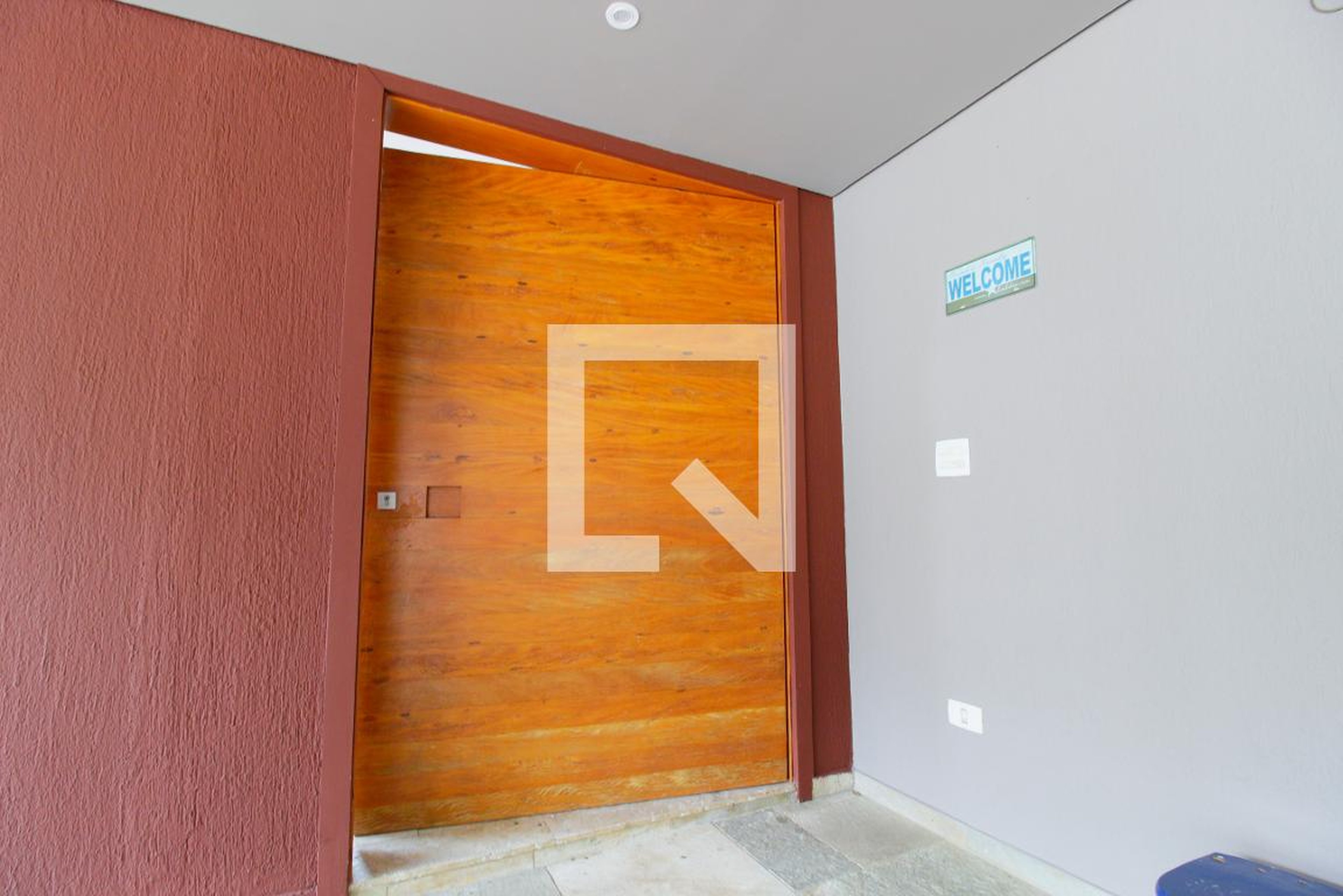 Entrada Condomínio em Rua Saxão, 321