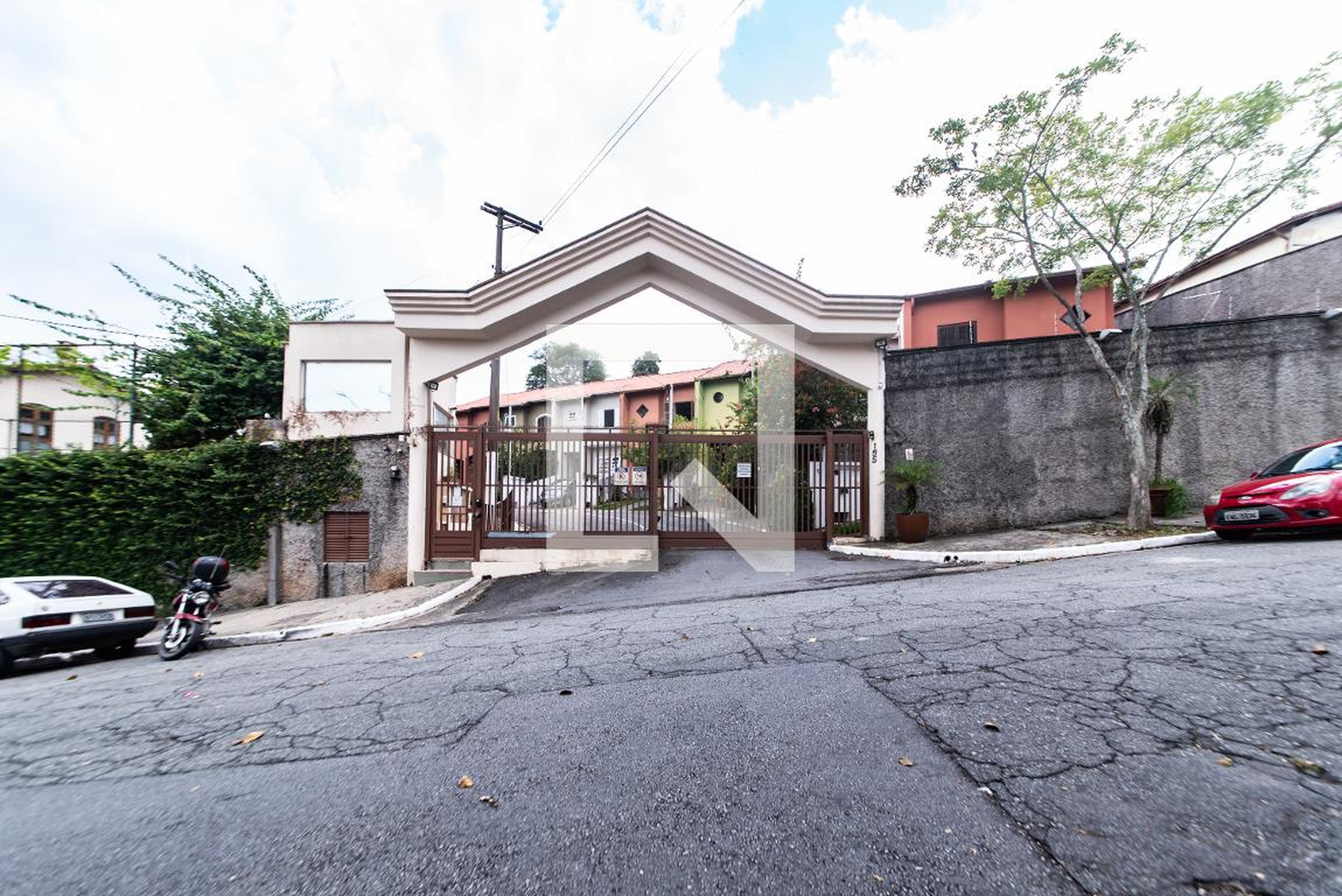 Fachada do Condomínio Condomínio Village 2