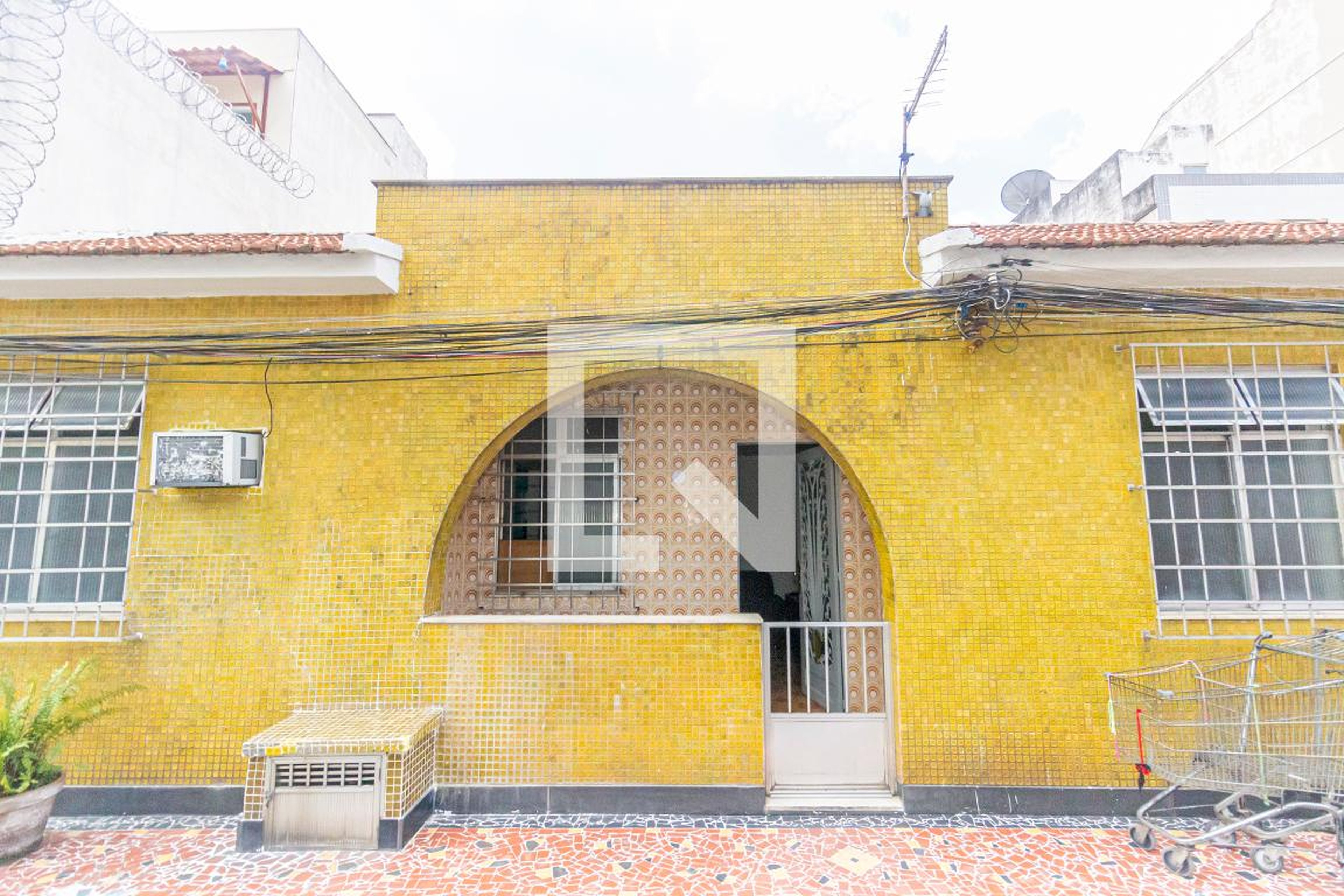 Fachada Condomínio em Estrada do Portela, 109