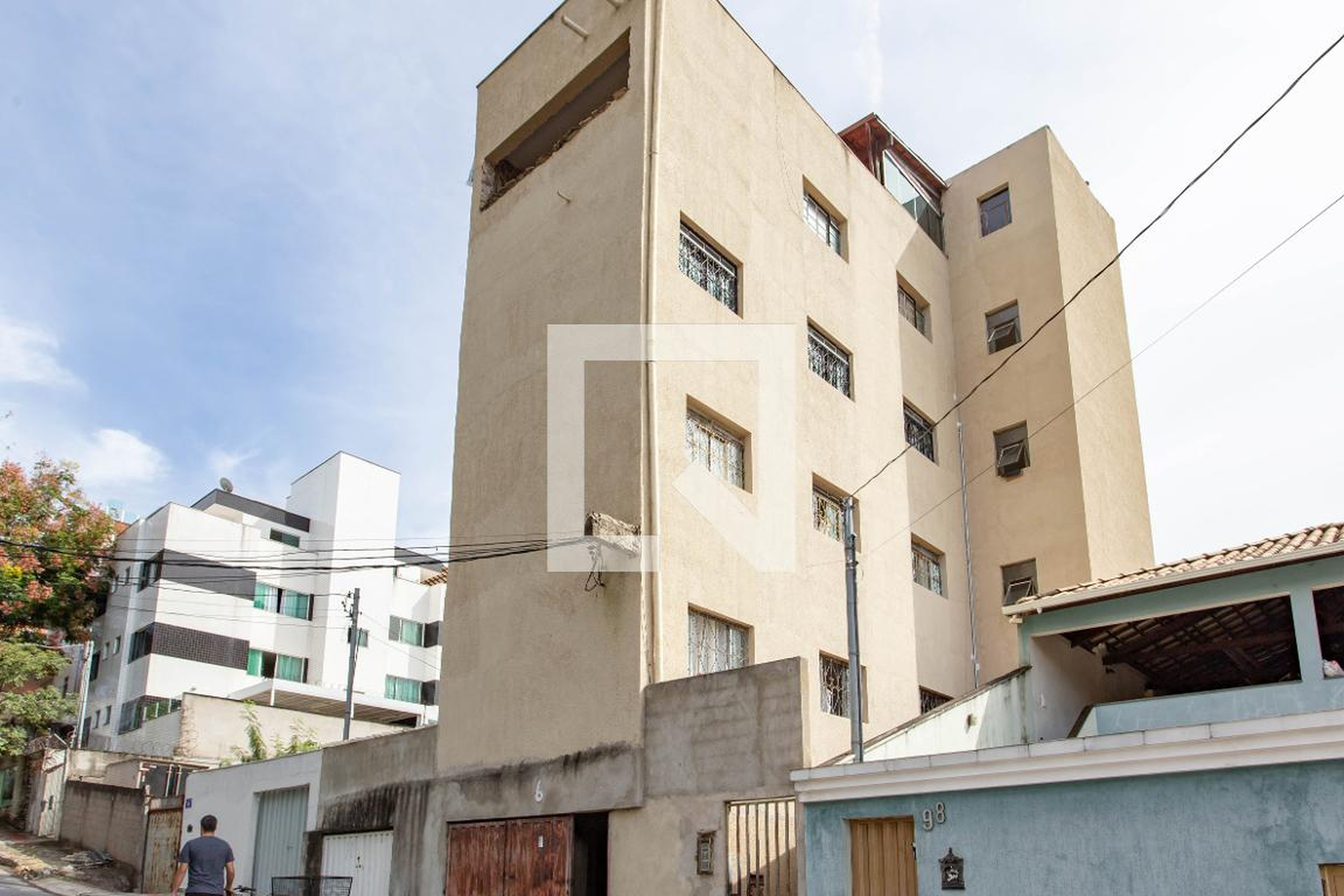 Fachada Condomínio em Rua Iracema Souza Pinto, 6