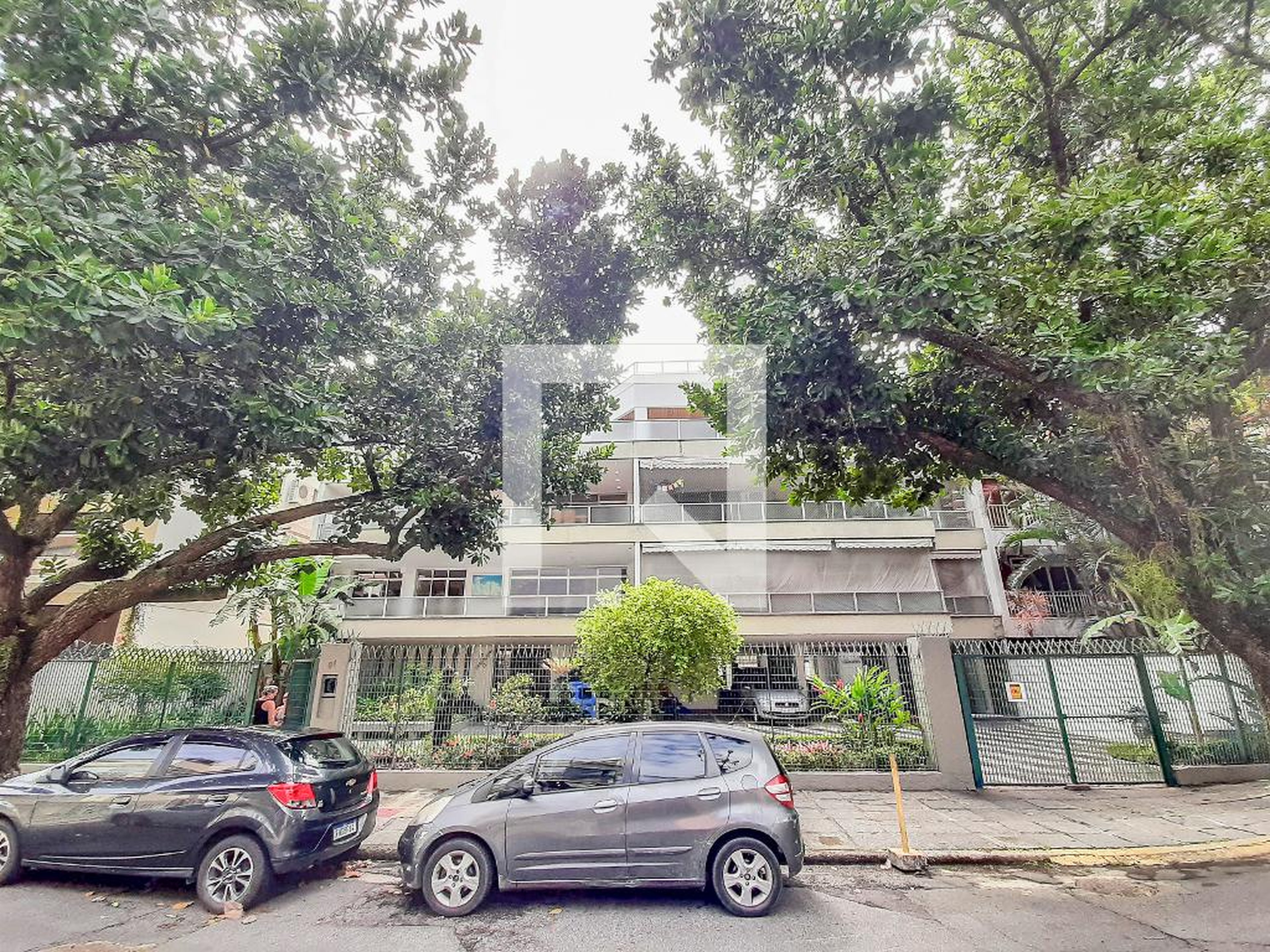 Fachada Condomínio em Rua Desembargador Fernandes Pinheiro, 61