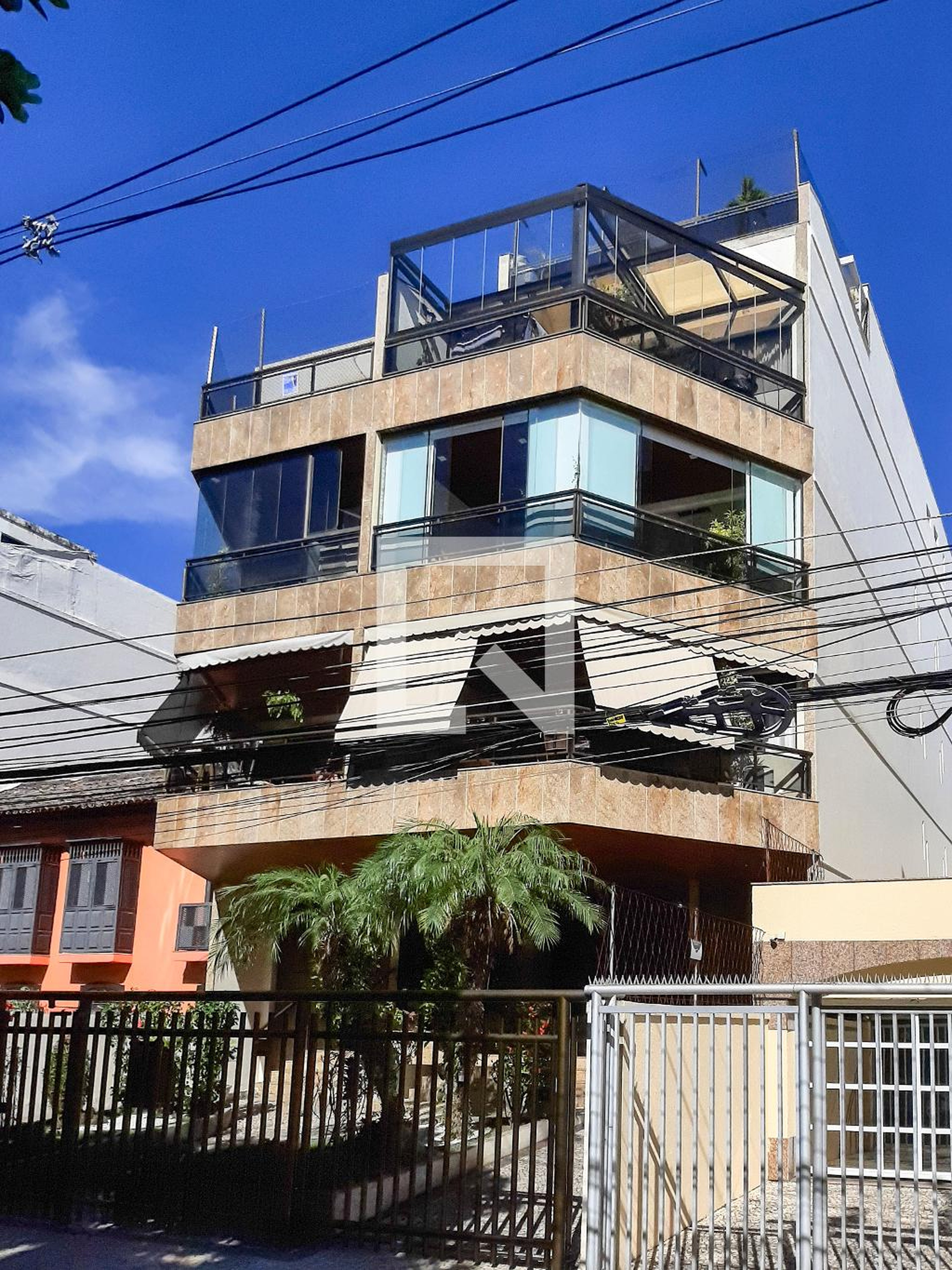 Fachada Condomínio em Rua Desembargador Fernandes Pinheiro, 40