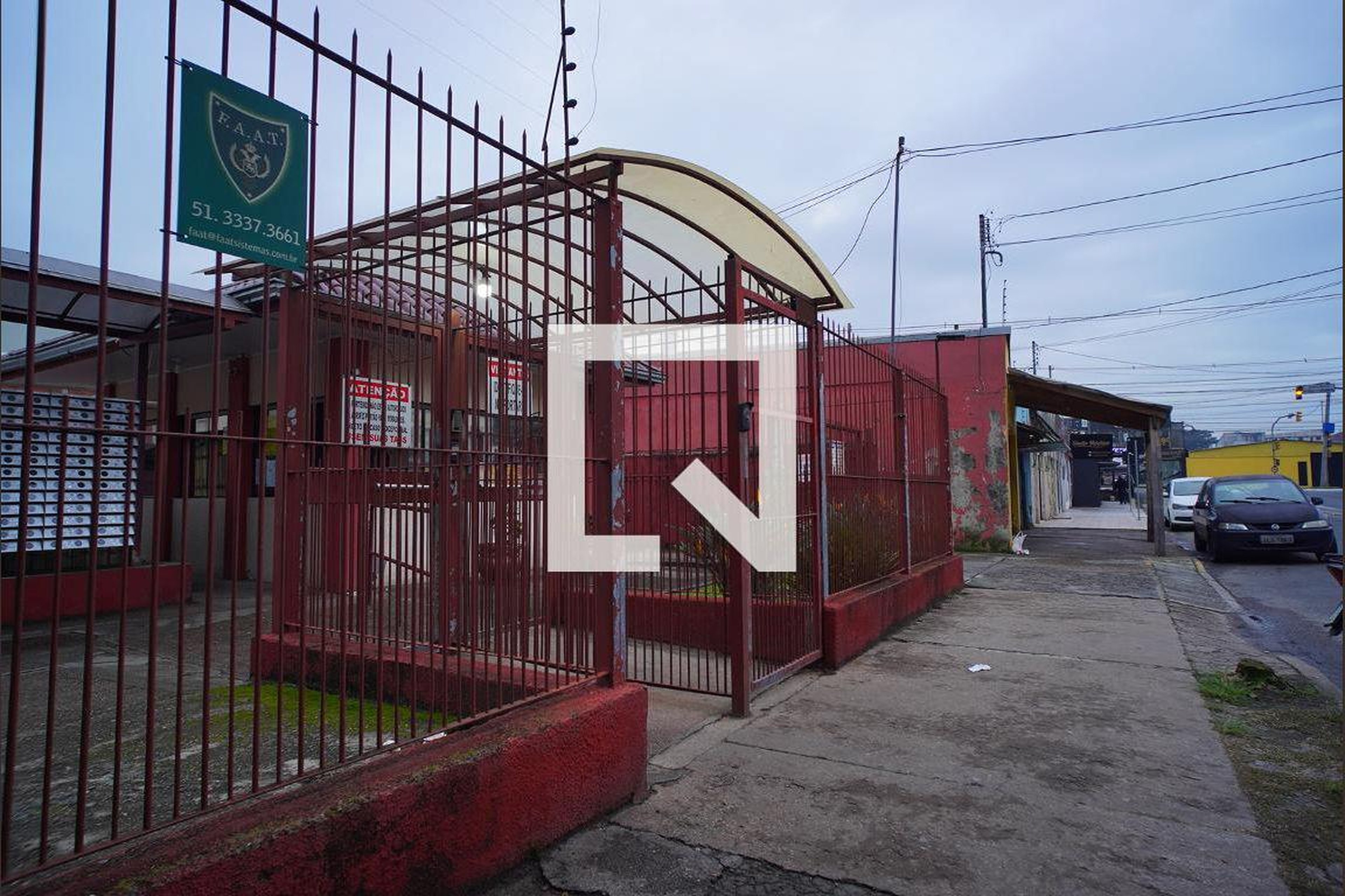 Fachada do condomínio Condomínio em Rua Doutor Carlos Maria Bins, 45