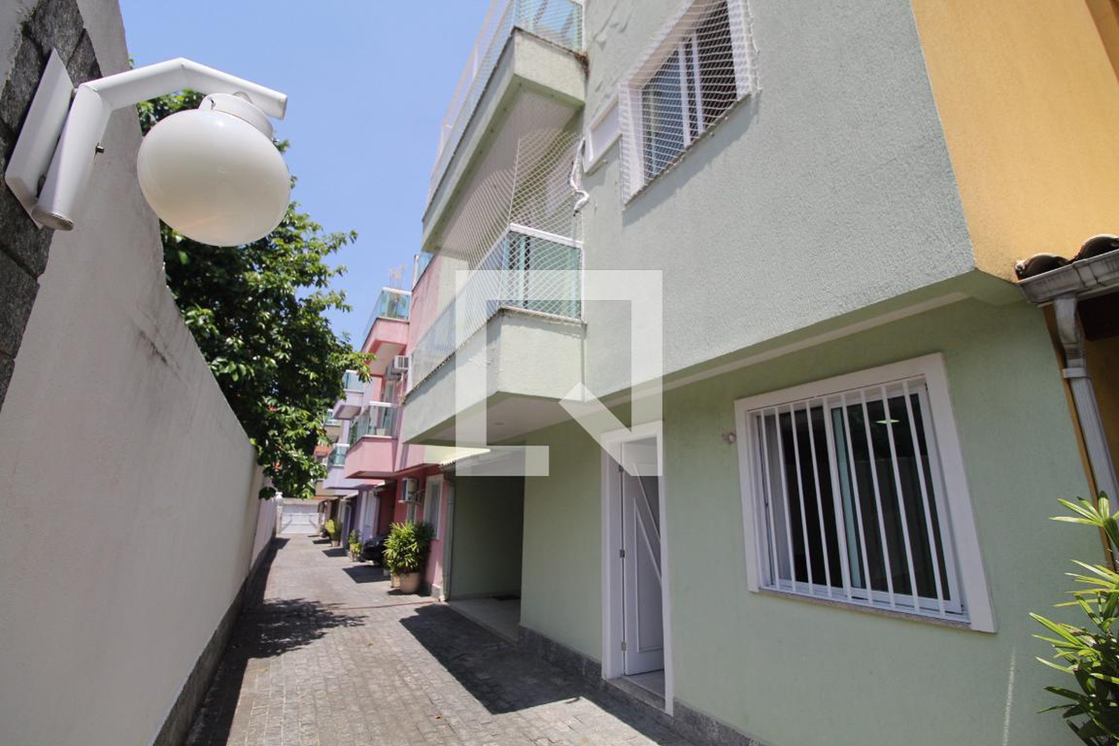 Fachada Condomínio em Rua Antônio Cordeiro, 425