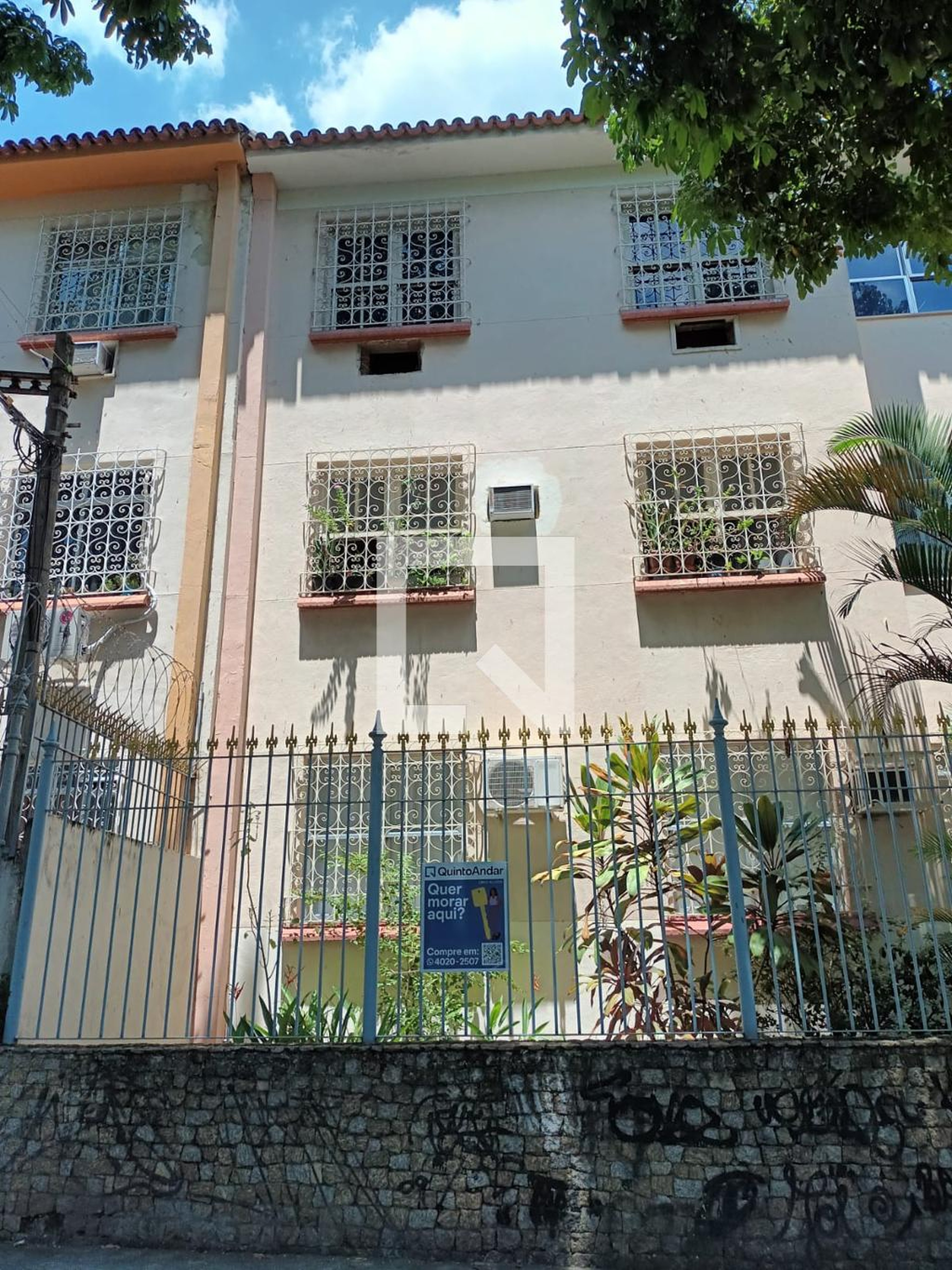 Fachada Condomínio em Rua Heráclito Graça, 90