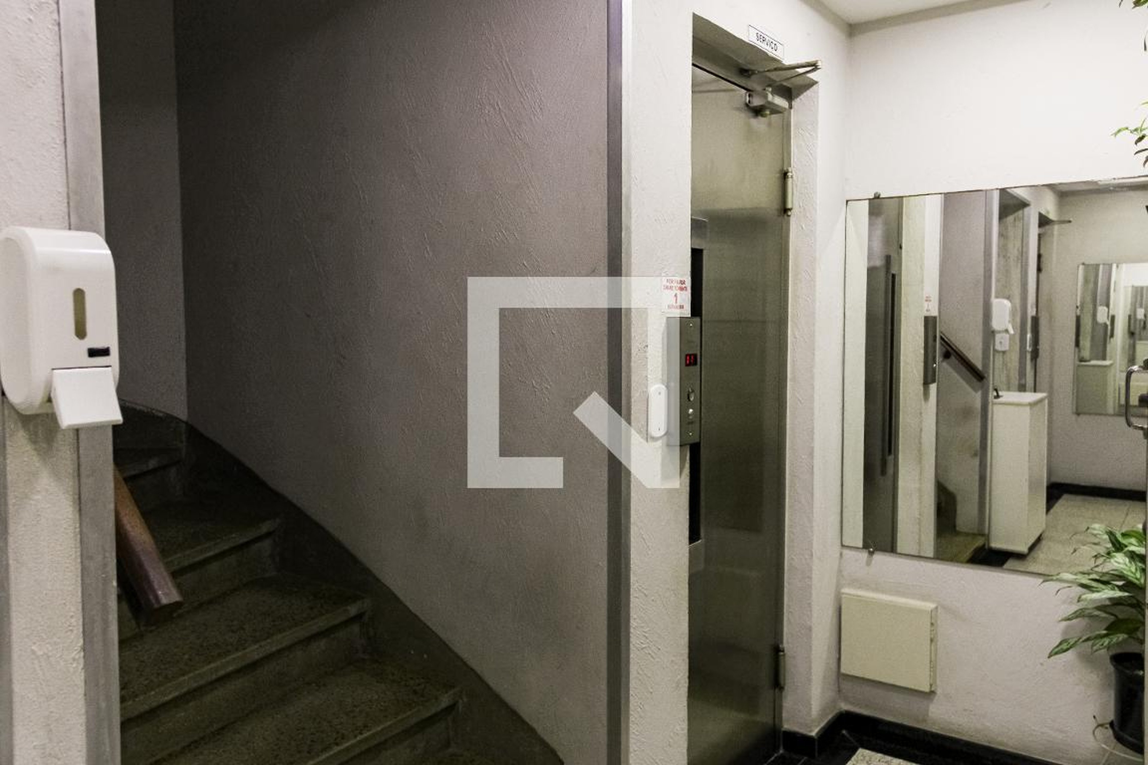 Elevador - Edifício Luar