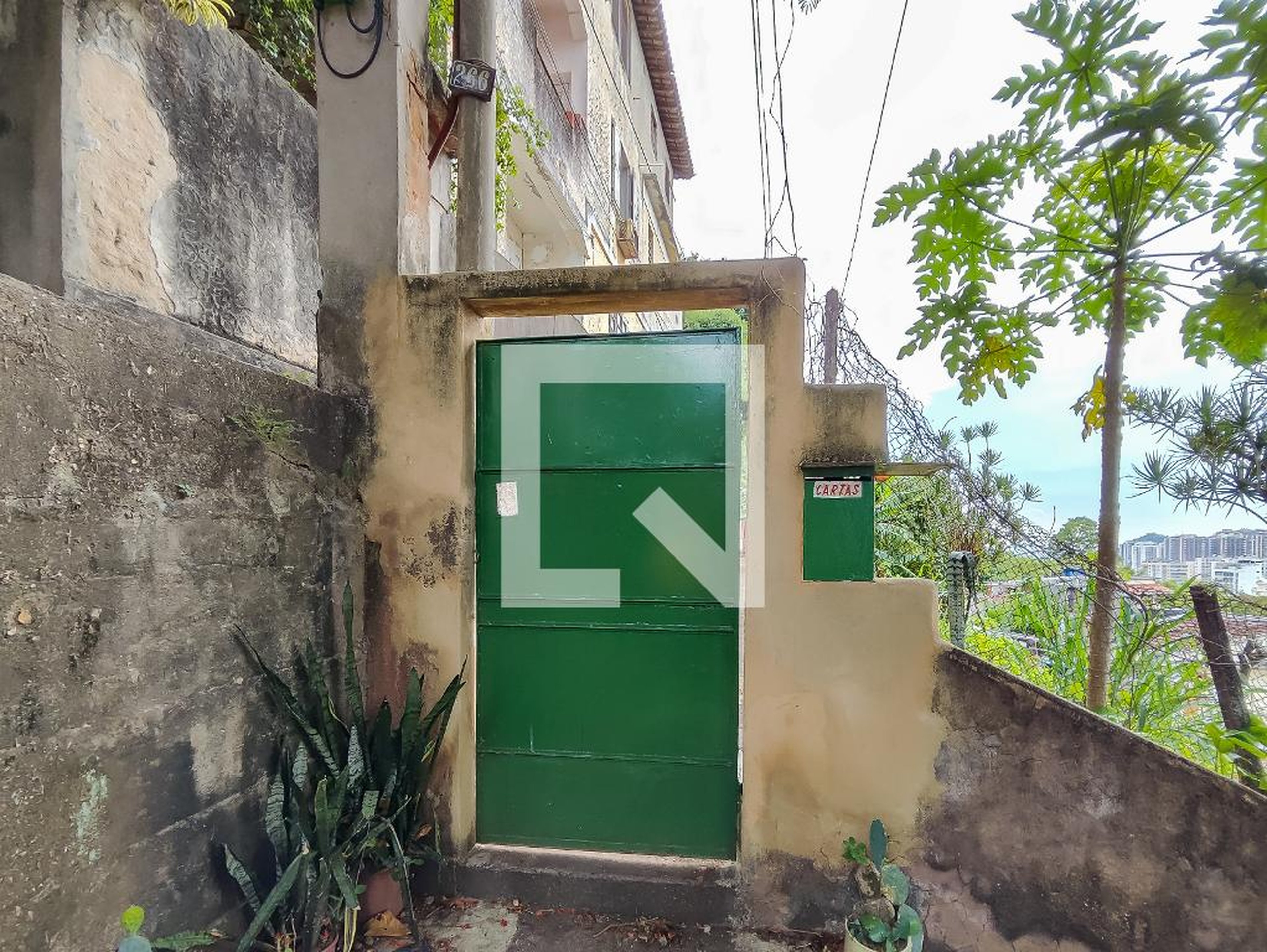 Fachada do Prédio Condomínio em Rua Pontes Correia, 266