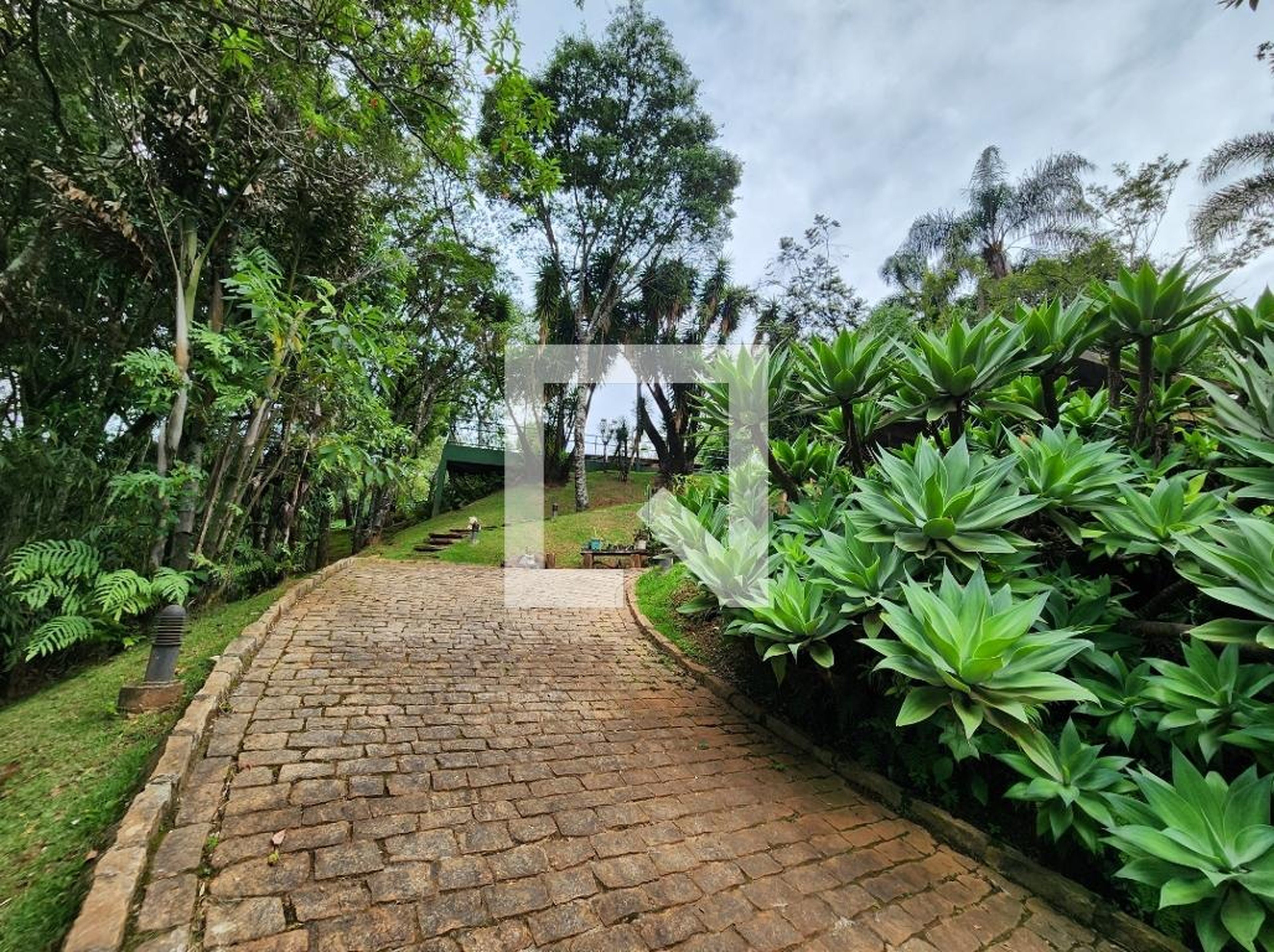 Entrada Condomínio em Alameda Estrela da Manha, 55