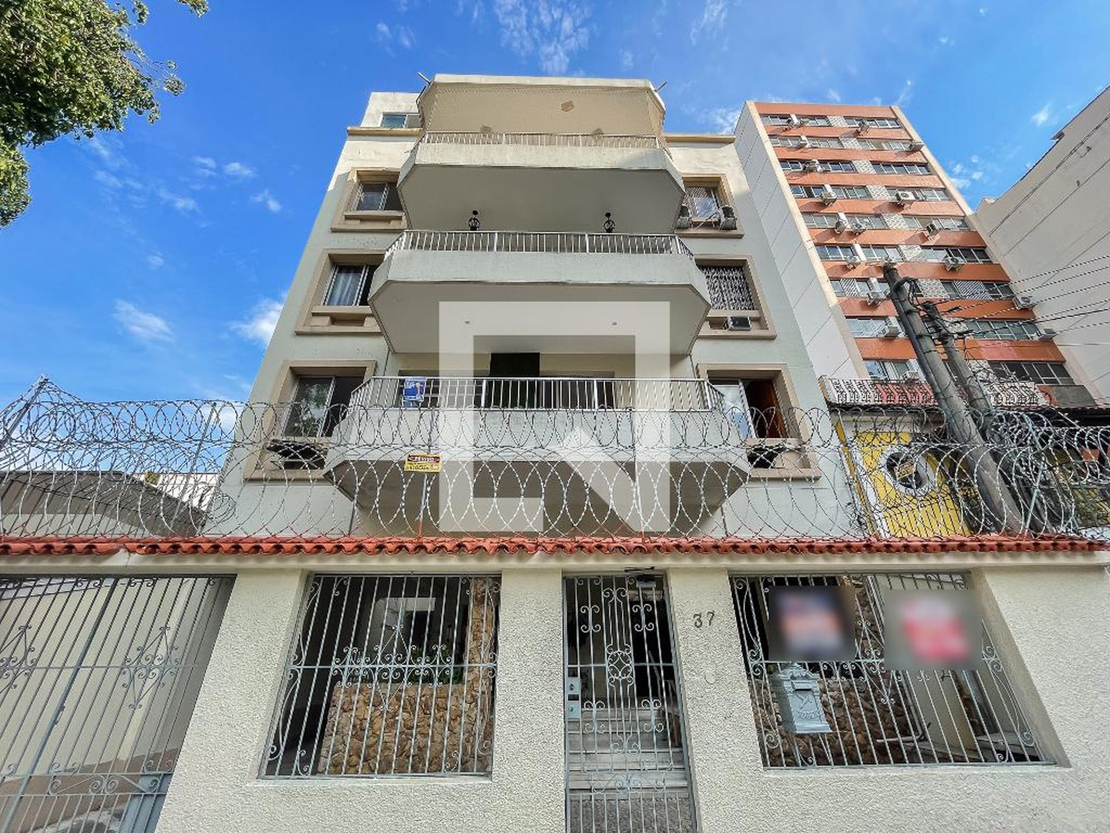 Fachada Condomínio em Rua Professor Valadares, 37