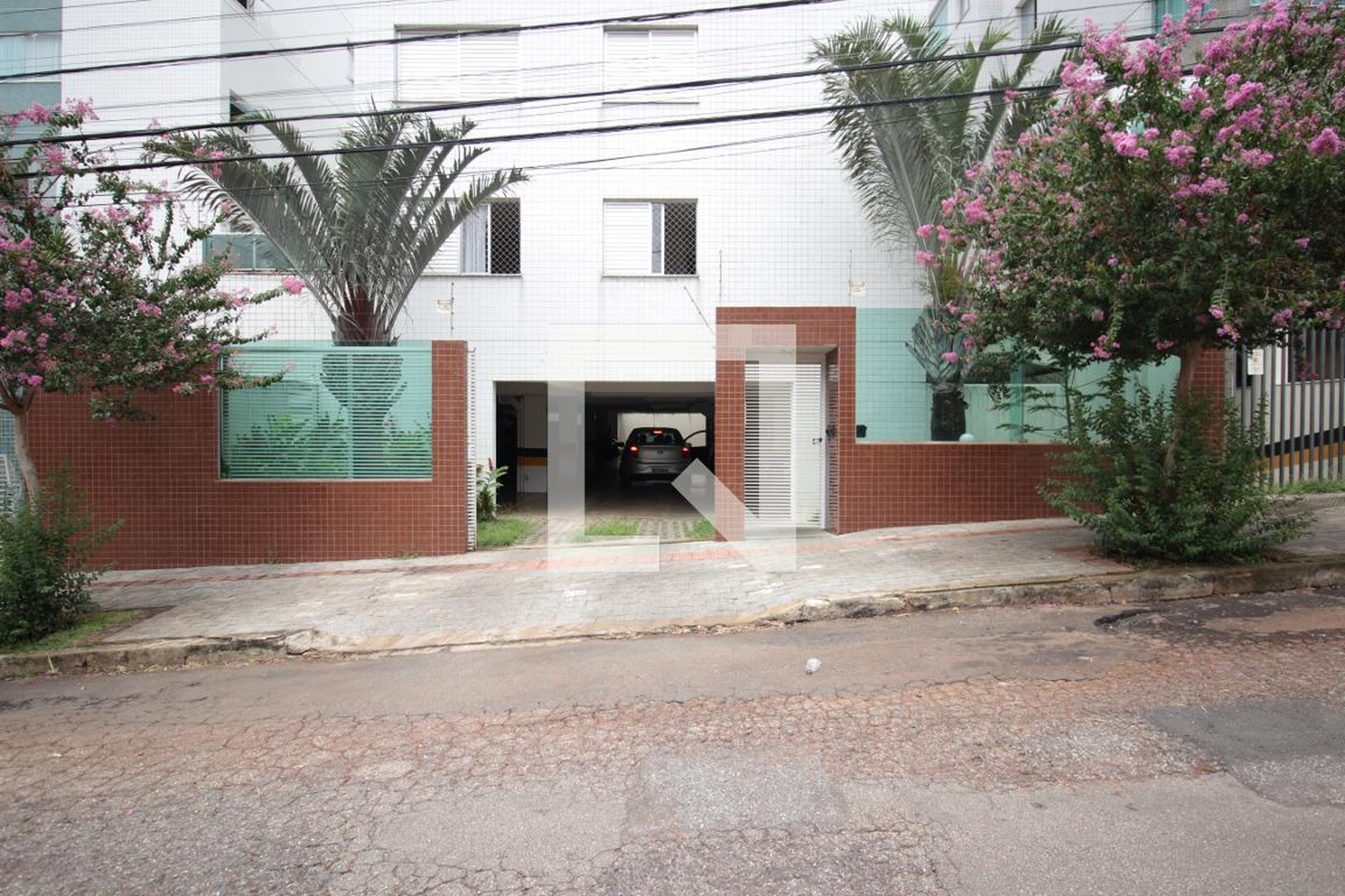 Fachada Condomínio em Rua Castelo de Windsor, 340