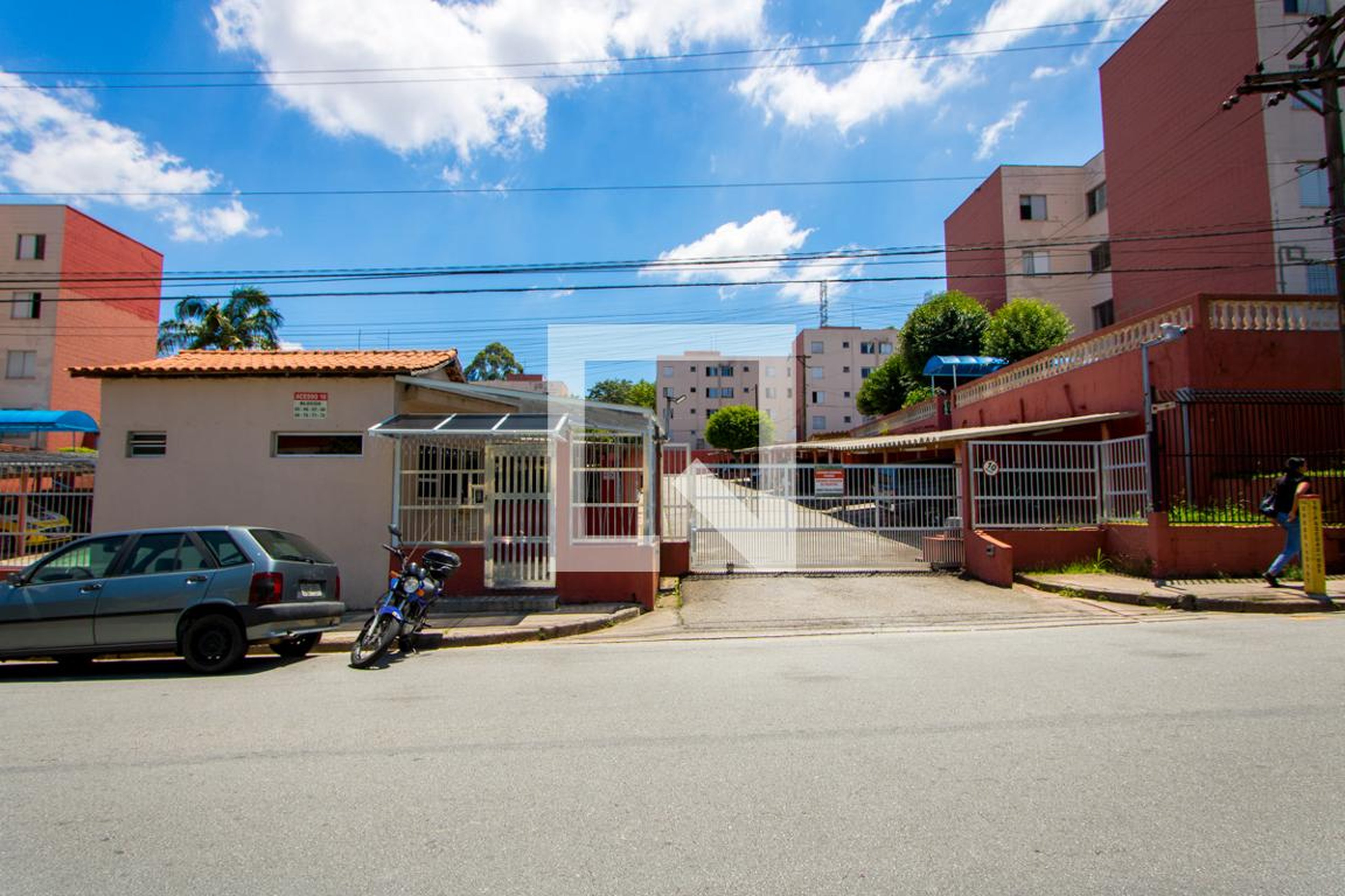 Fachada do condomínio Condomínio em Rua Doutor Nelo Rosate, 69