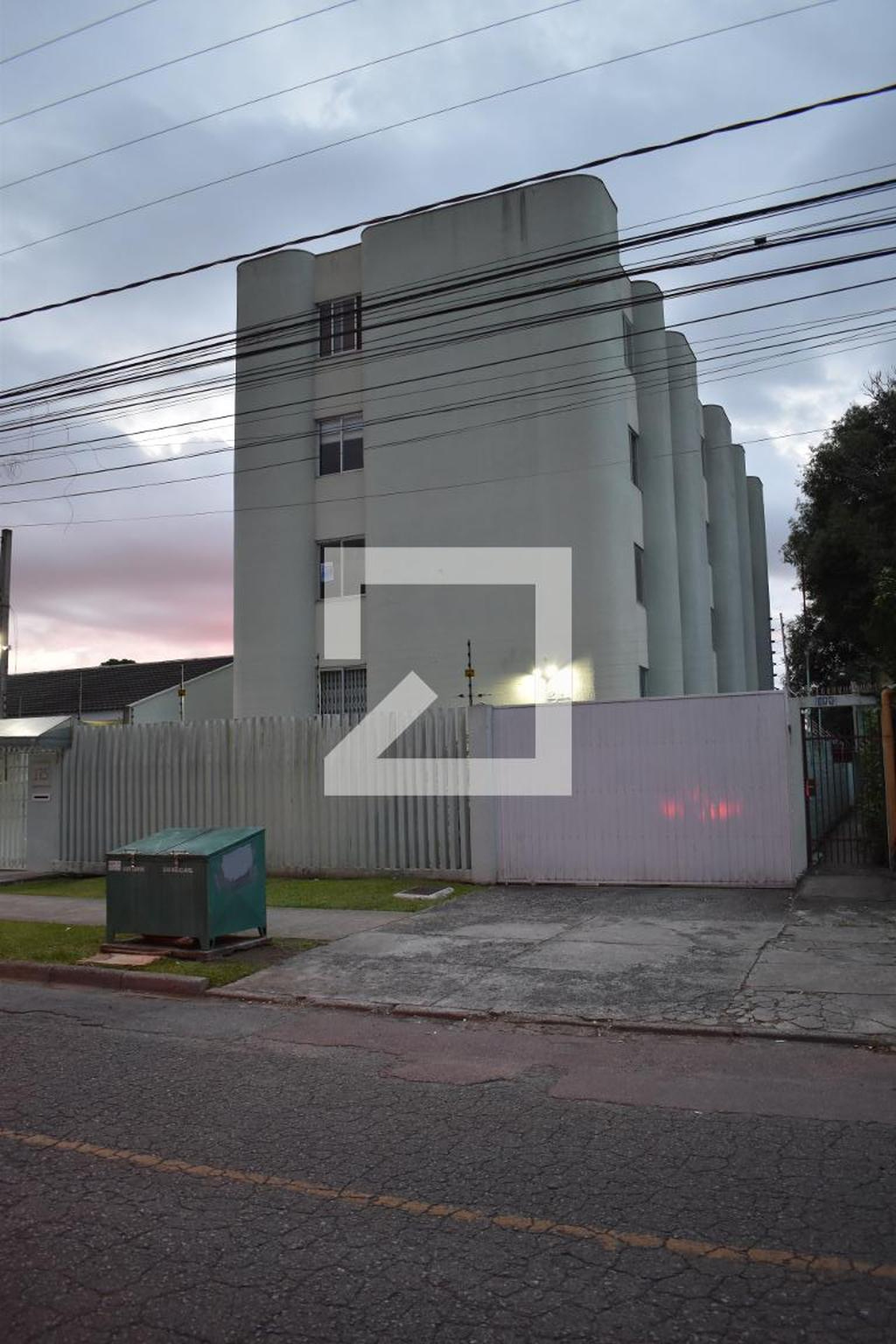 Fachada do condomínio Condomínio em Rua Camões, 175