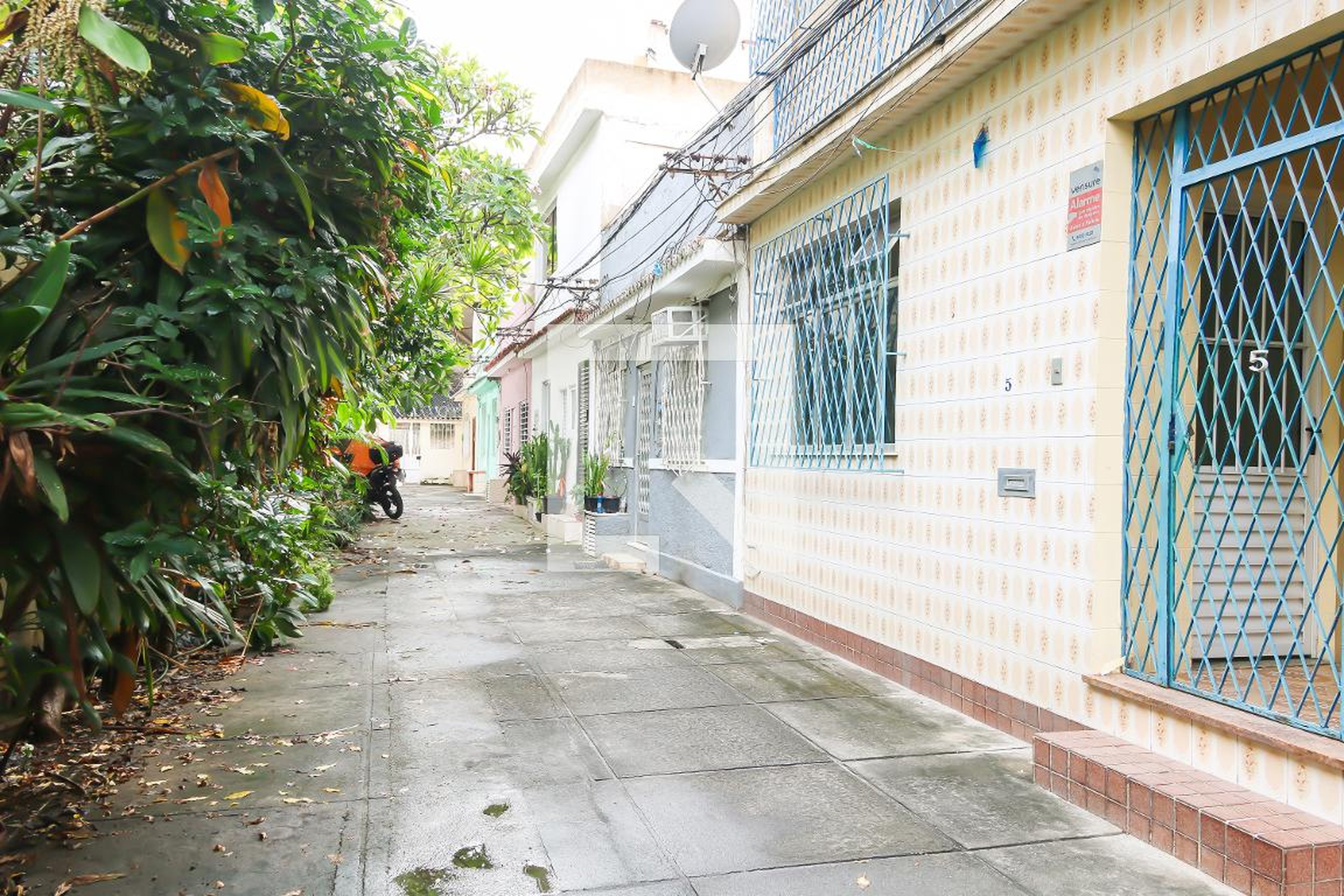 Entrada Condomínio em Rua Goiás, 180