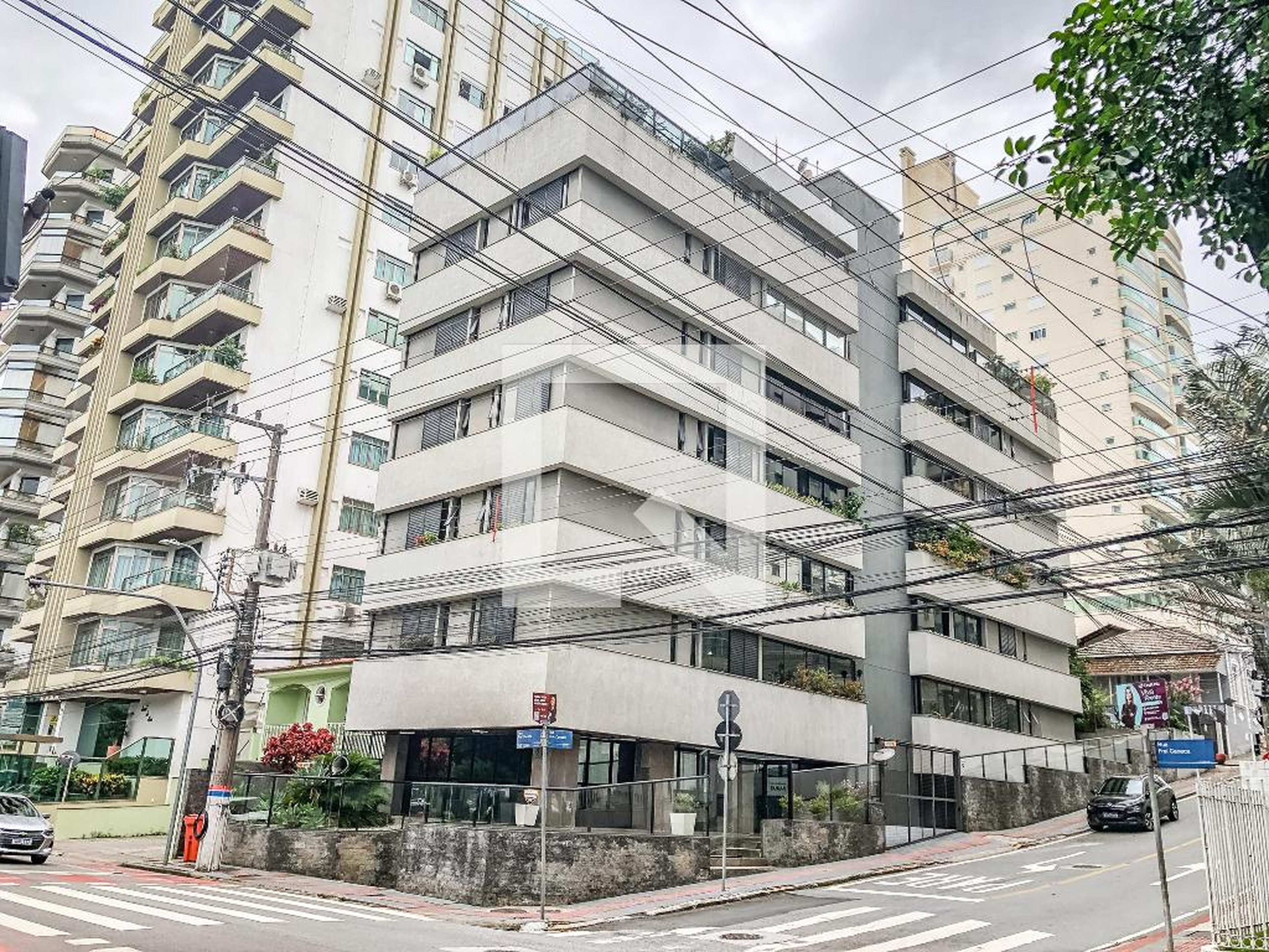 Fachada Condomínio em Rua Frei Caneca, 290