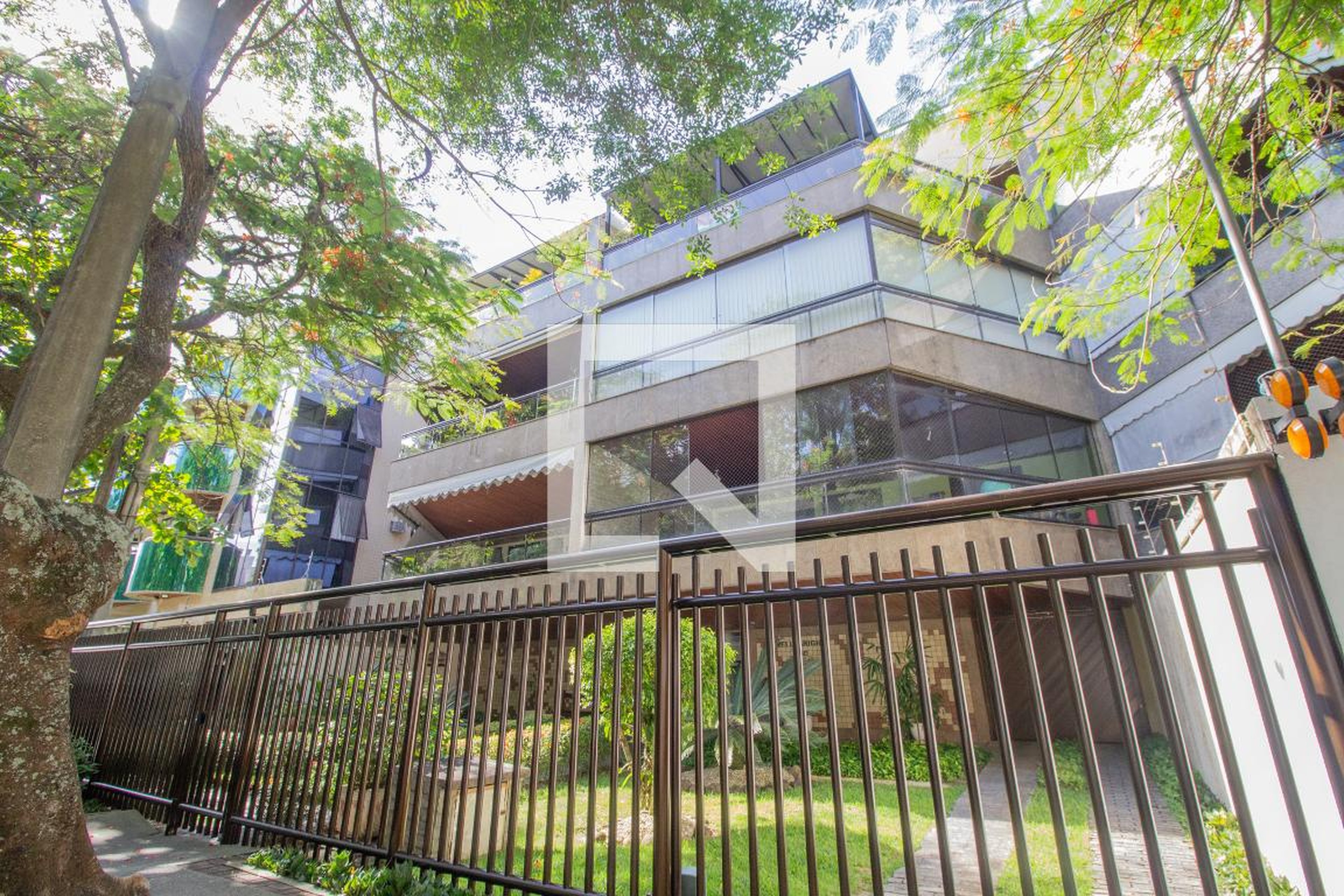 Fachada Condomínio em Rua Salvador de Mesquita, 460