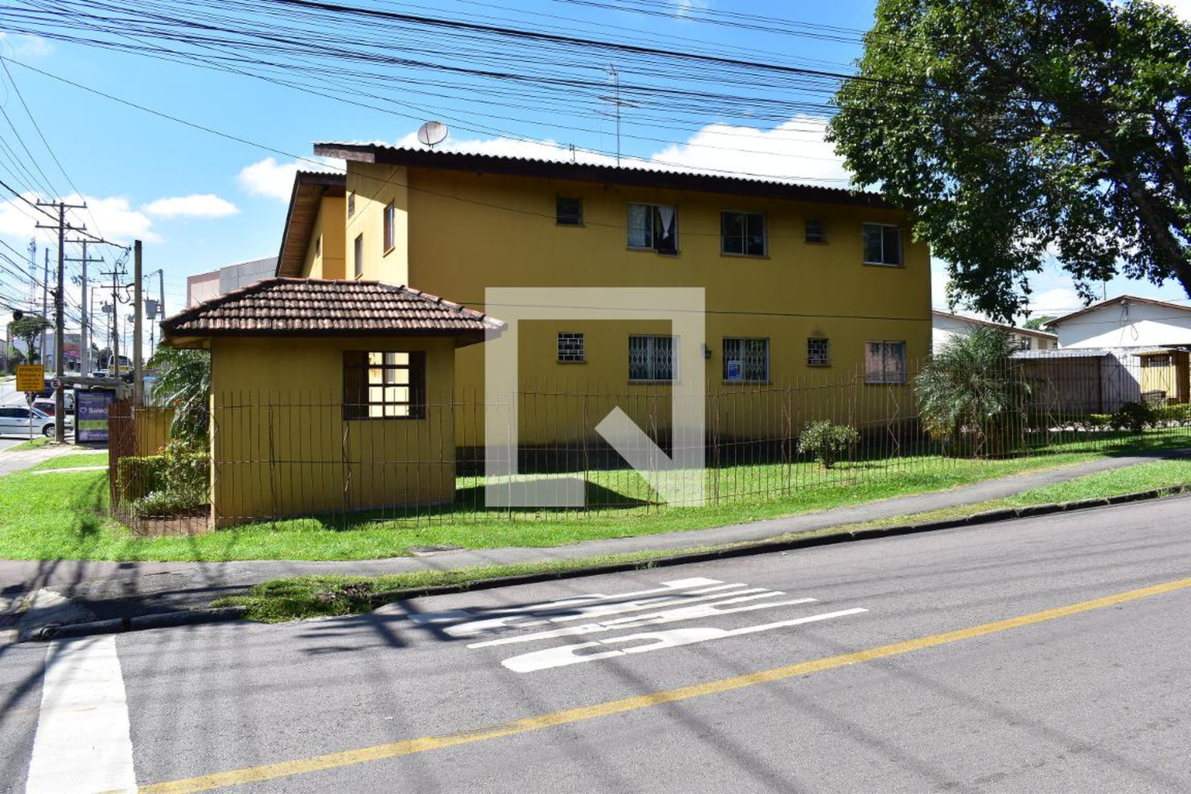 Fachada Condomínio em Rua Izaac Ferreira da Cruz, 1900